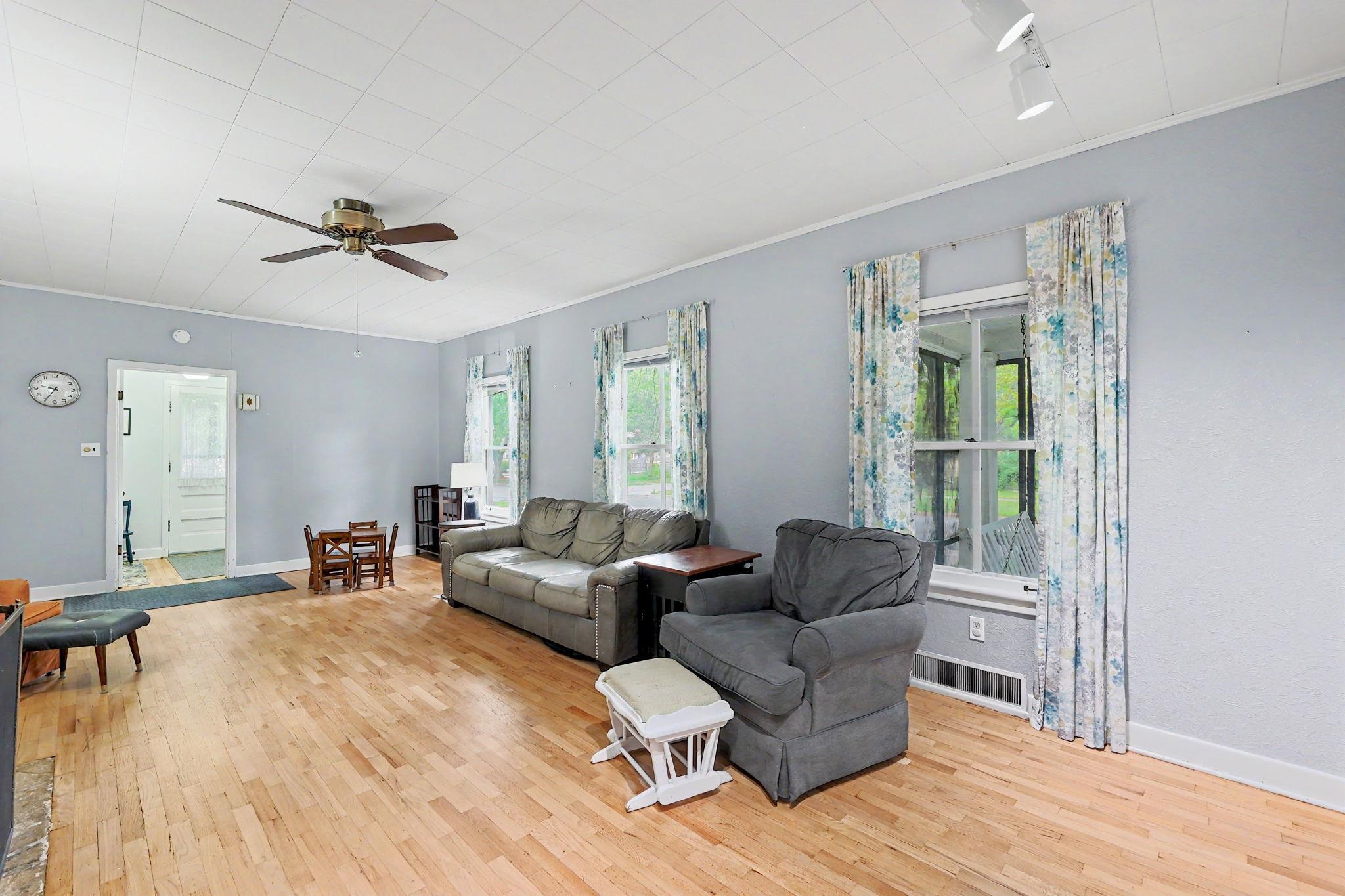 621 E 7th Newton KS 67114