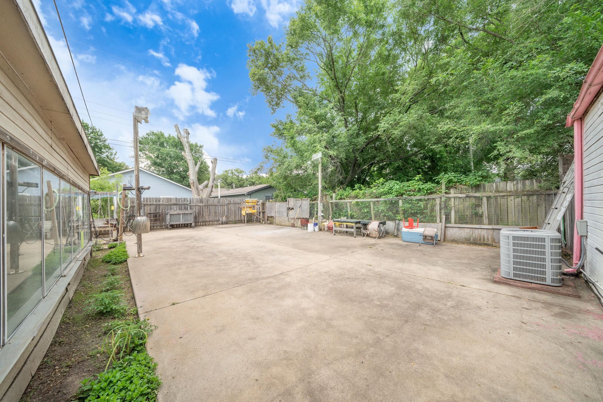 4604 S Meadowview Wichita KS 67216