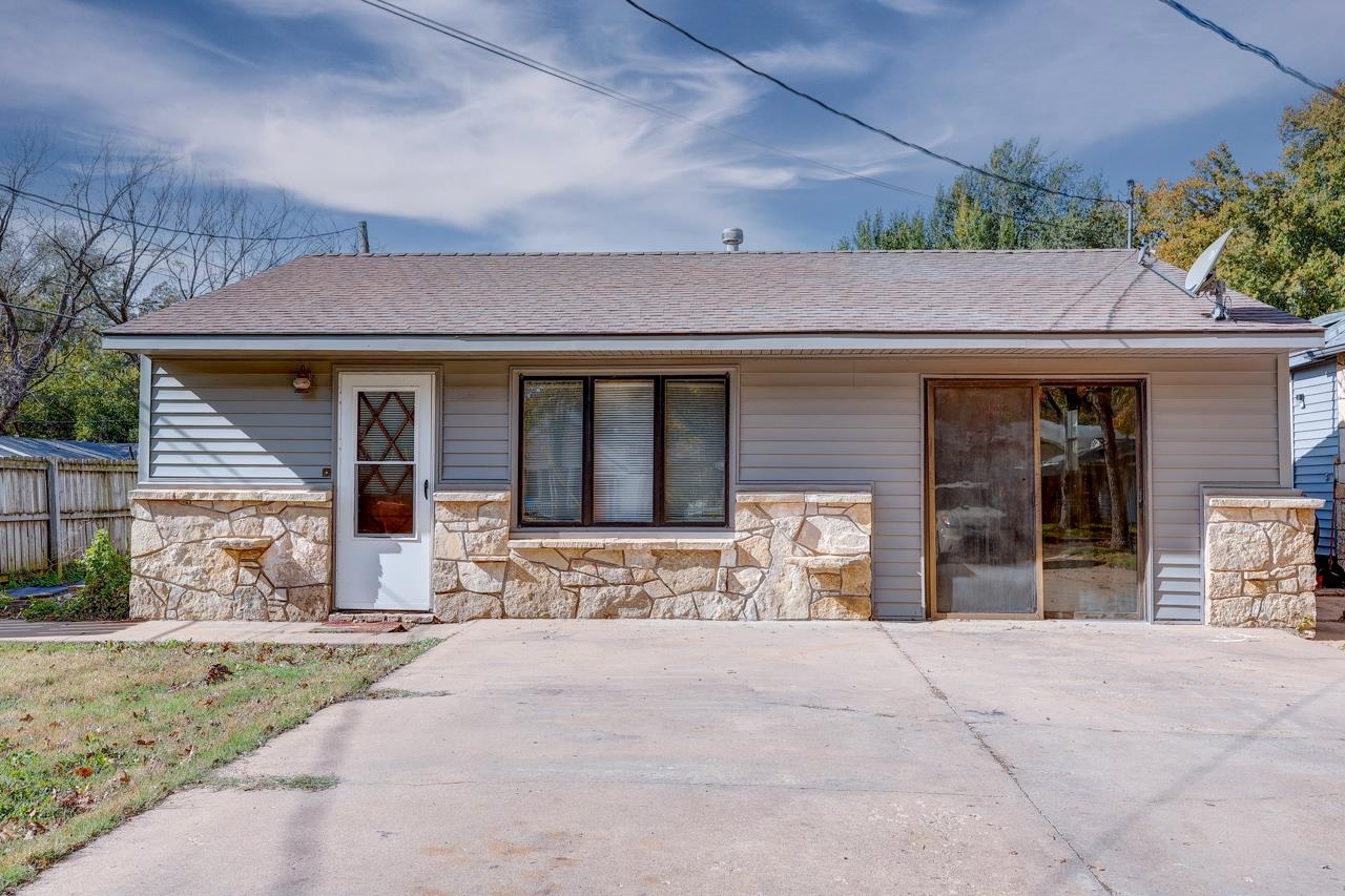 915 E 15th Avenue Winfield KS 67156