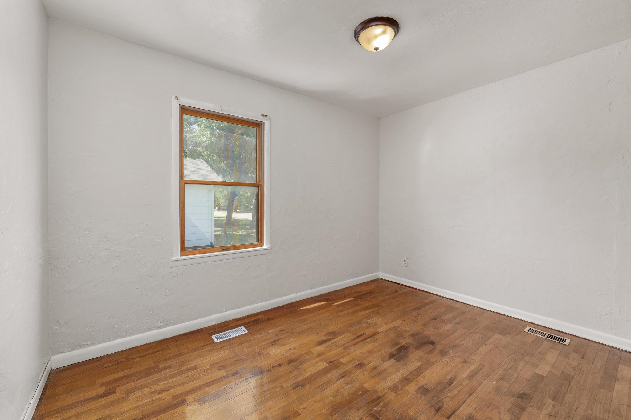 1319 N Poplar Street Wellington KS 67152