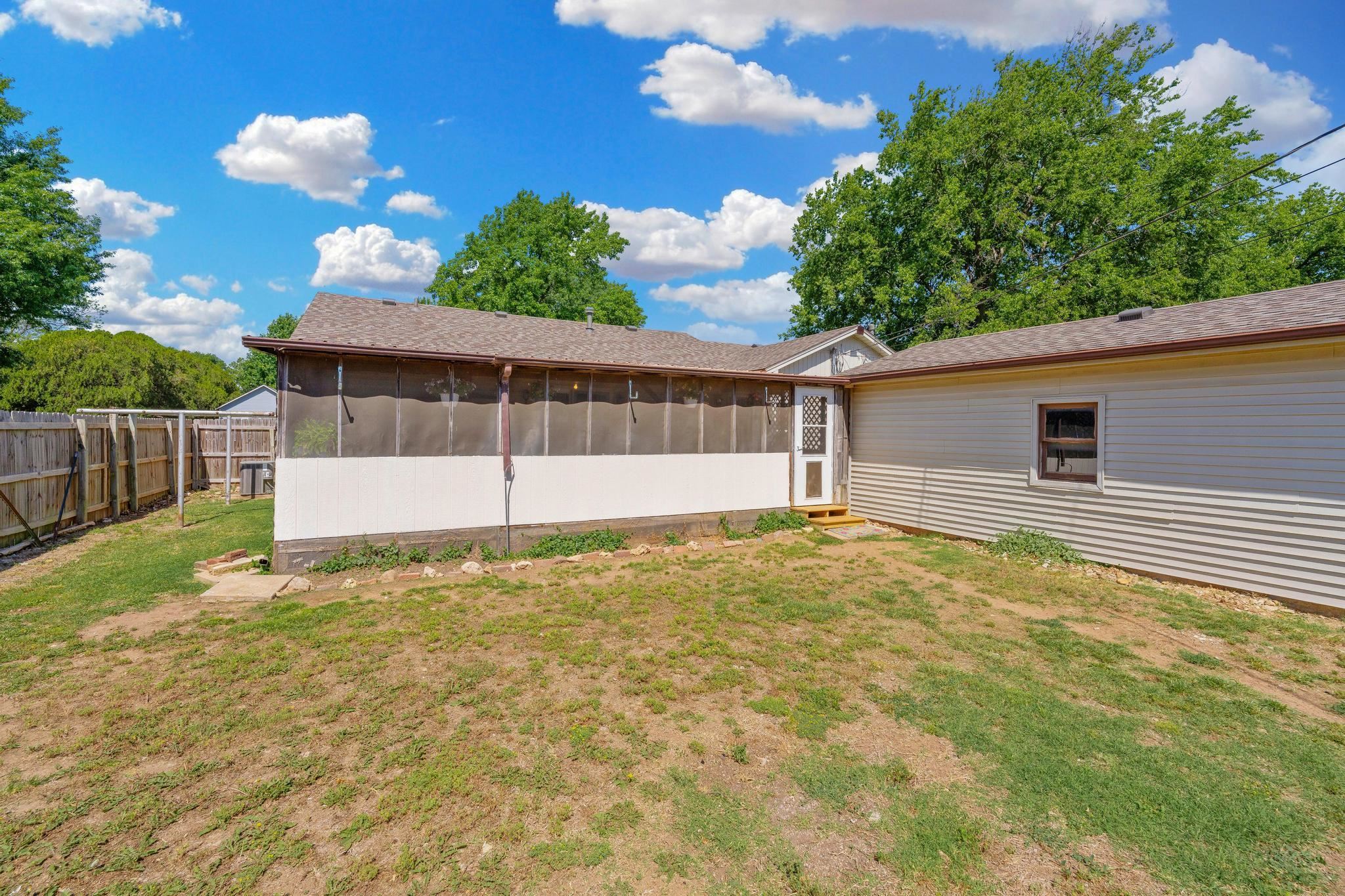1319 N Poplar Street Wellington KS 67152