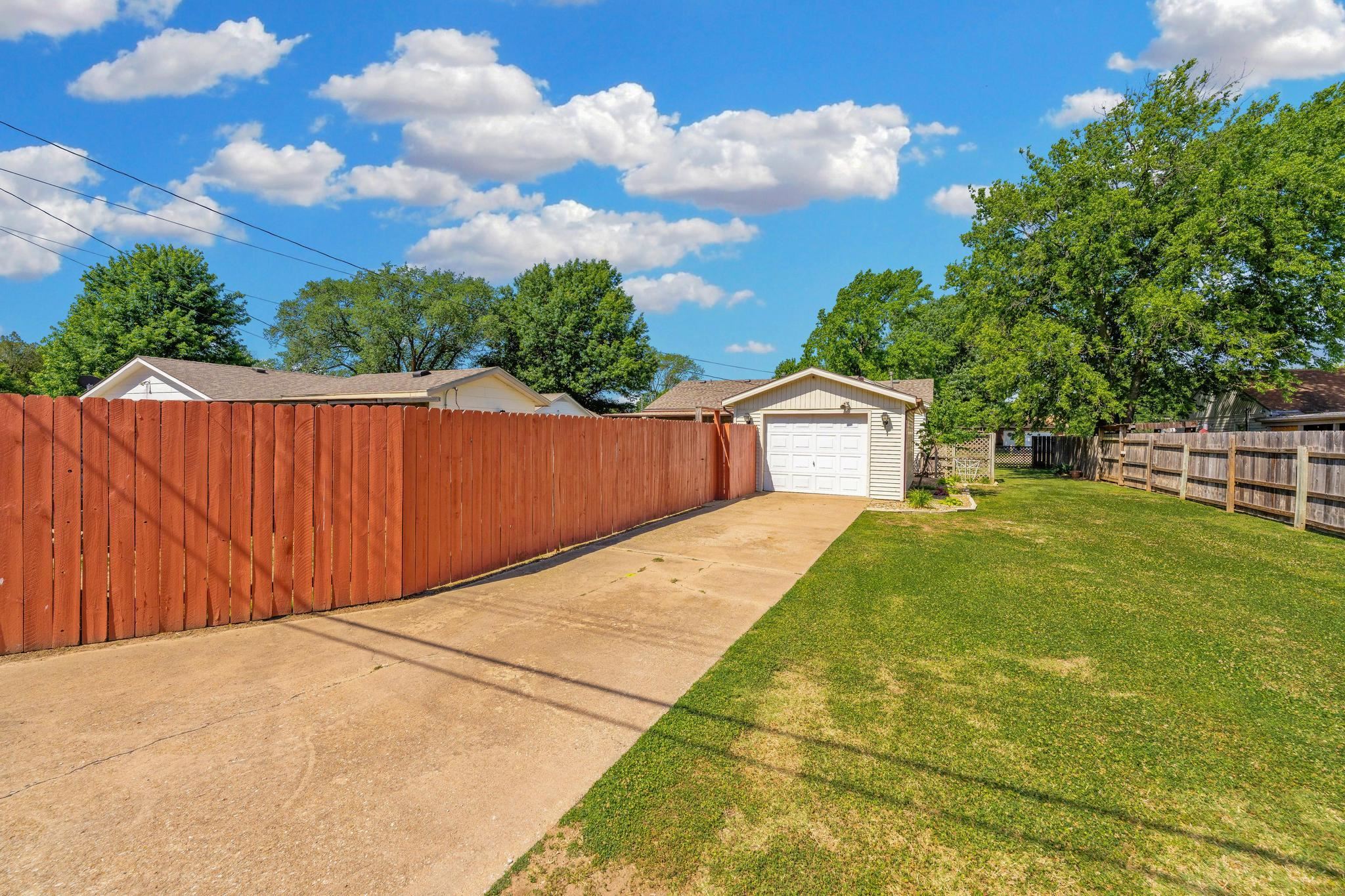 1319 N Poplar Street Wellington KS 67152