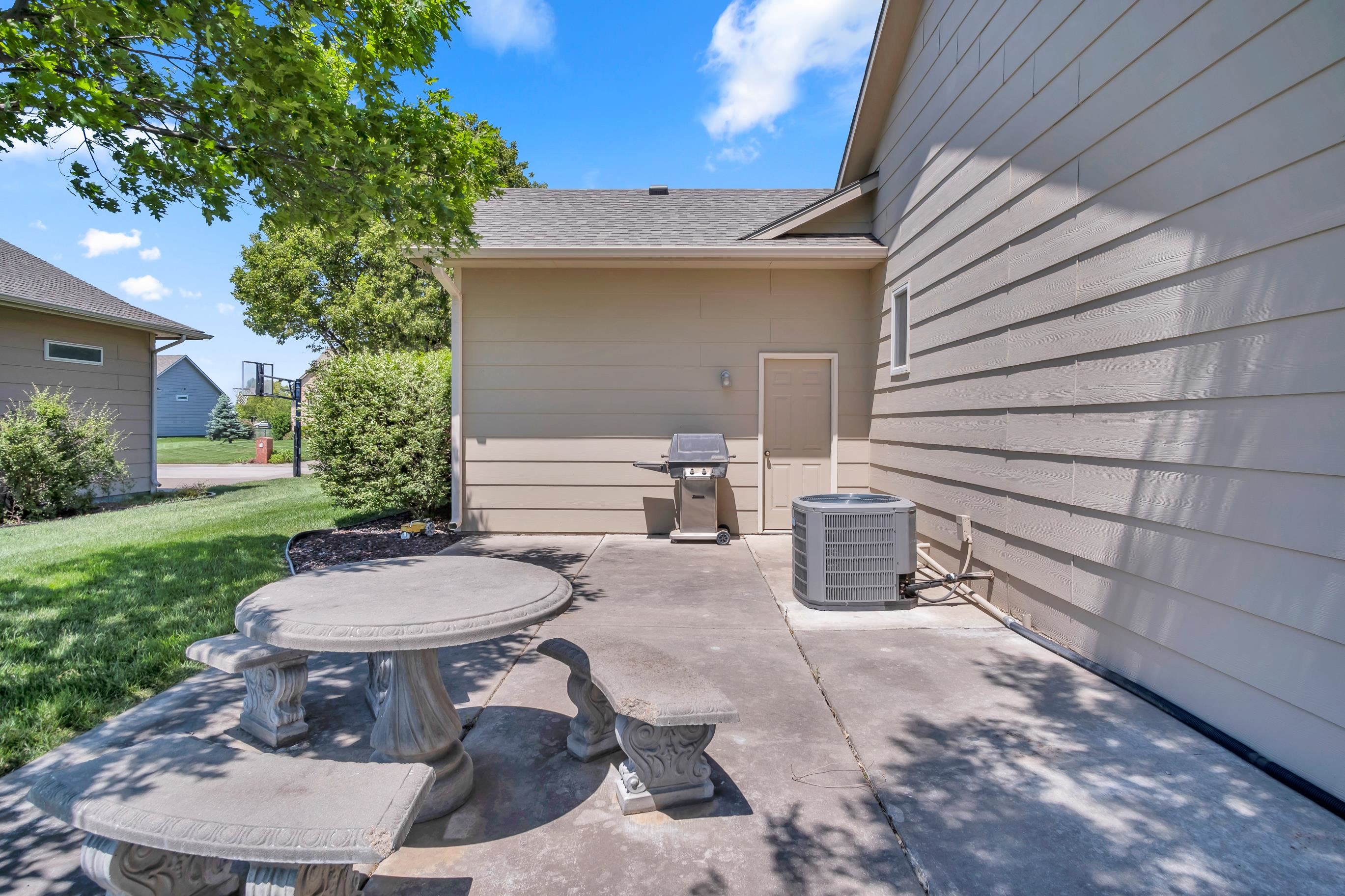 403 Witmarsum West North Newton KS 67117