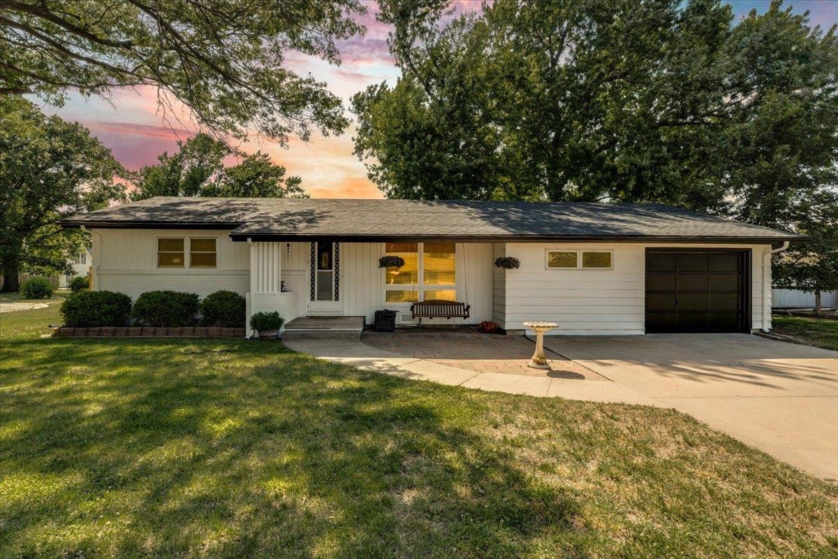 103 S Salina Haven KS 67543