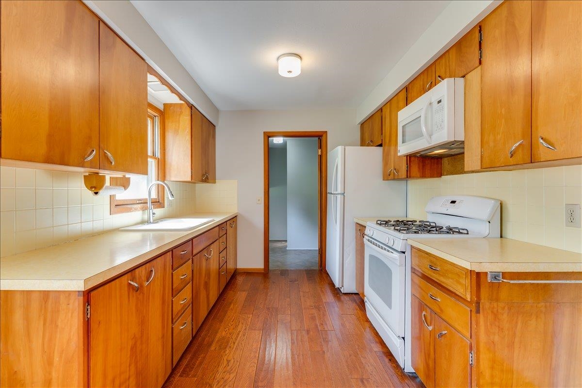 103 S Salina Haven KS 67543