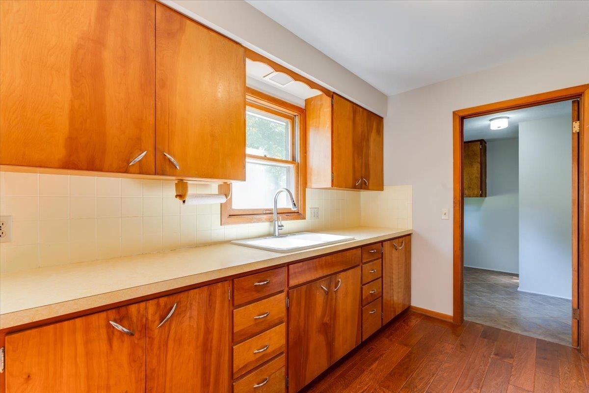 103 S Salina Haven KS 67543