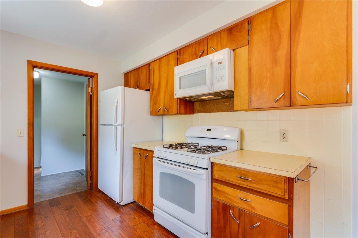 103 S Salina Haven KS 67543