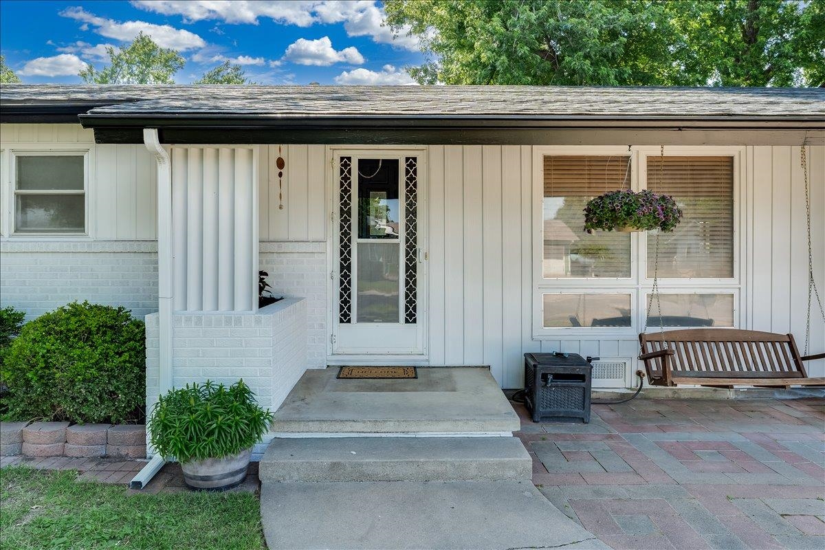 103 S Salina Haven KS 67543