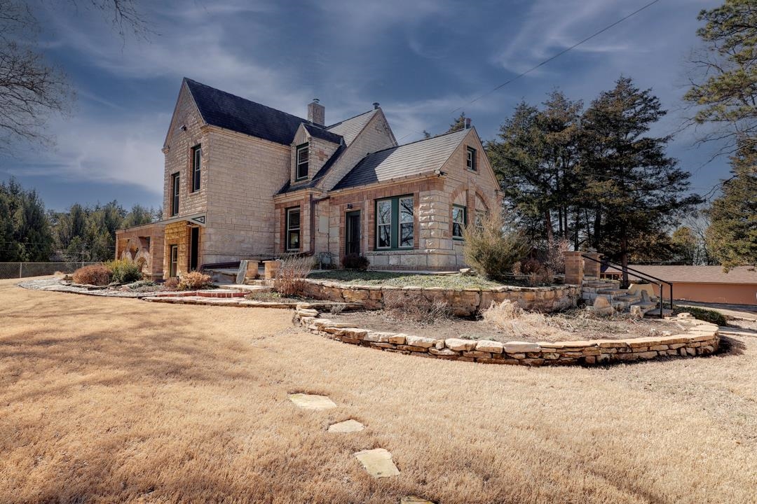 1702 Simpson Avenue Winfield KS 67156