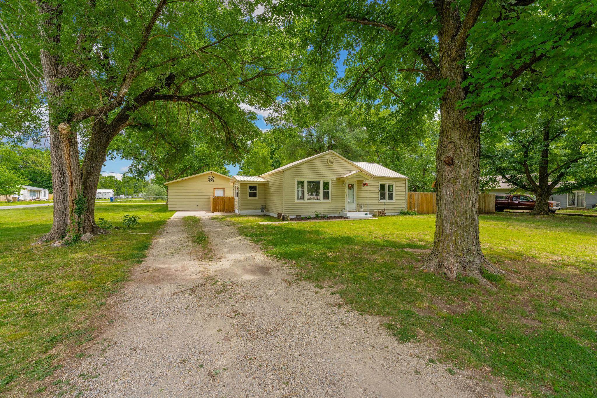 320 N Poplar Douglass KS 67039