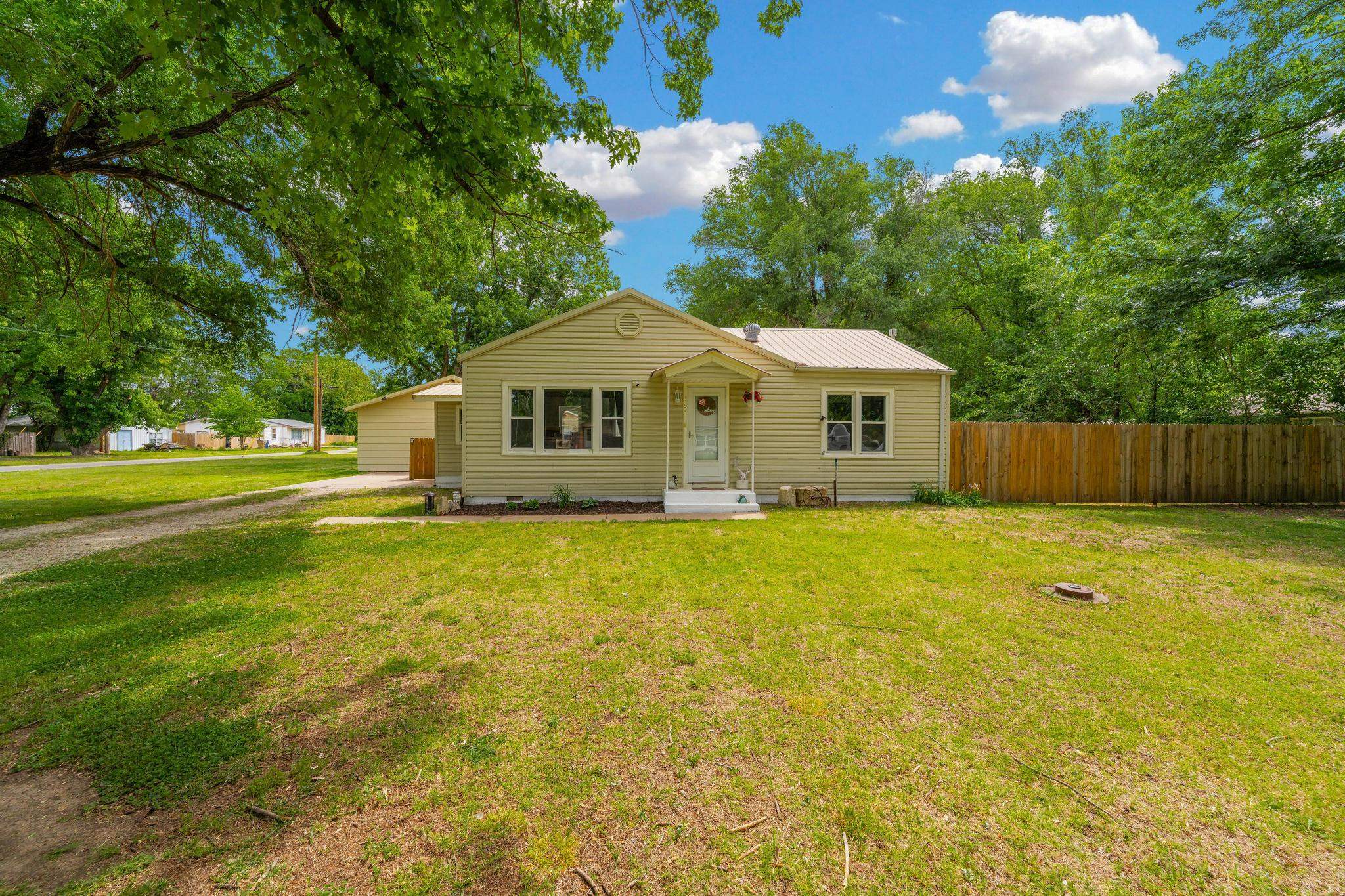 320 N Poplar Douglass KS 67039