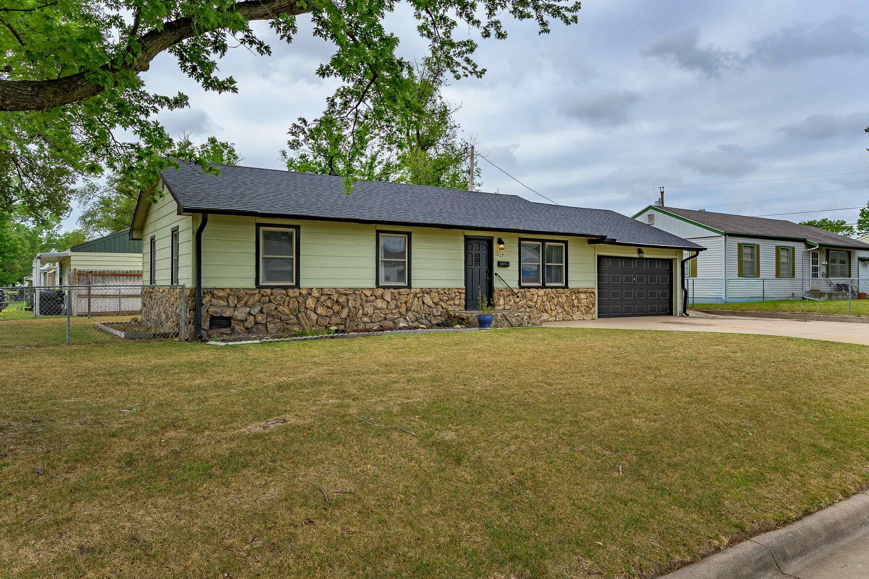 1227 W 19th Avenue Hutchinson KS 67502-3511