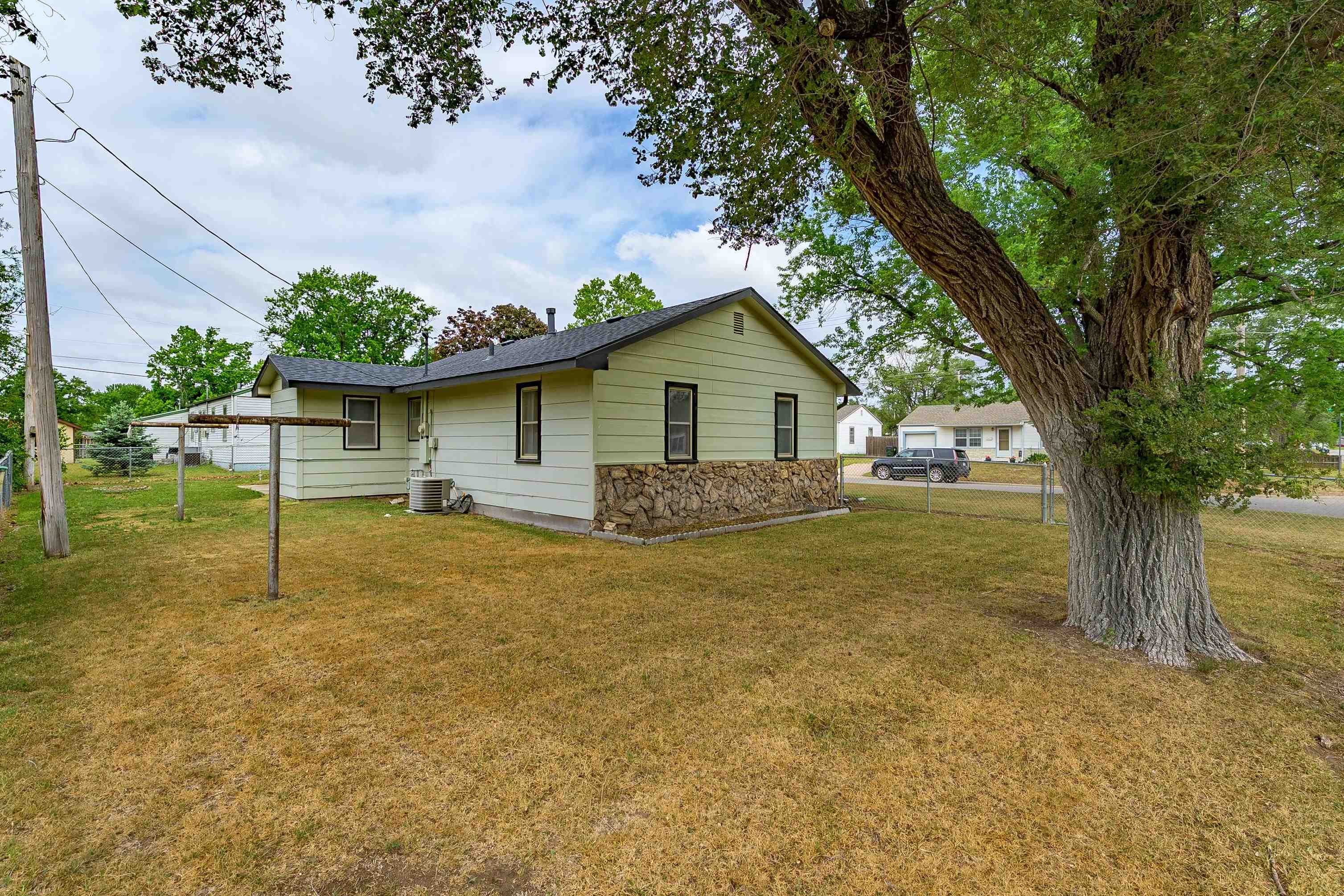 1227 W 19th Avenue Hutchinson KS 67502-3511