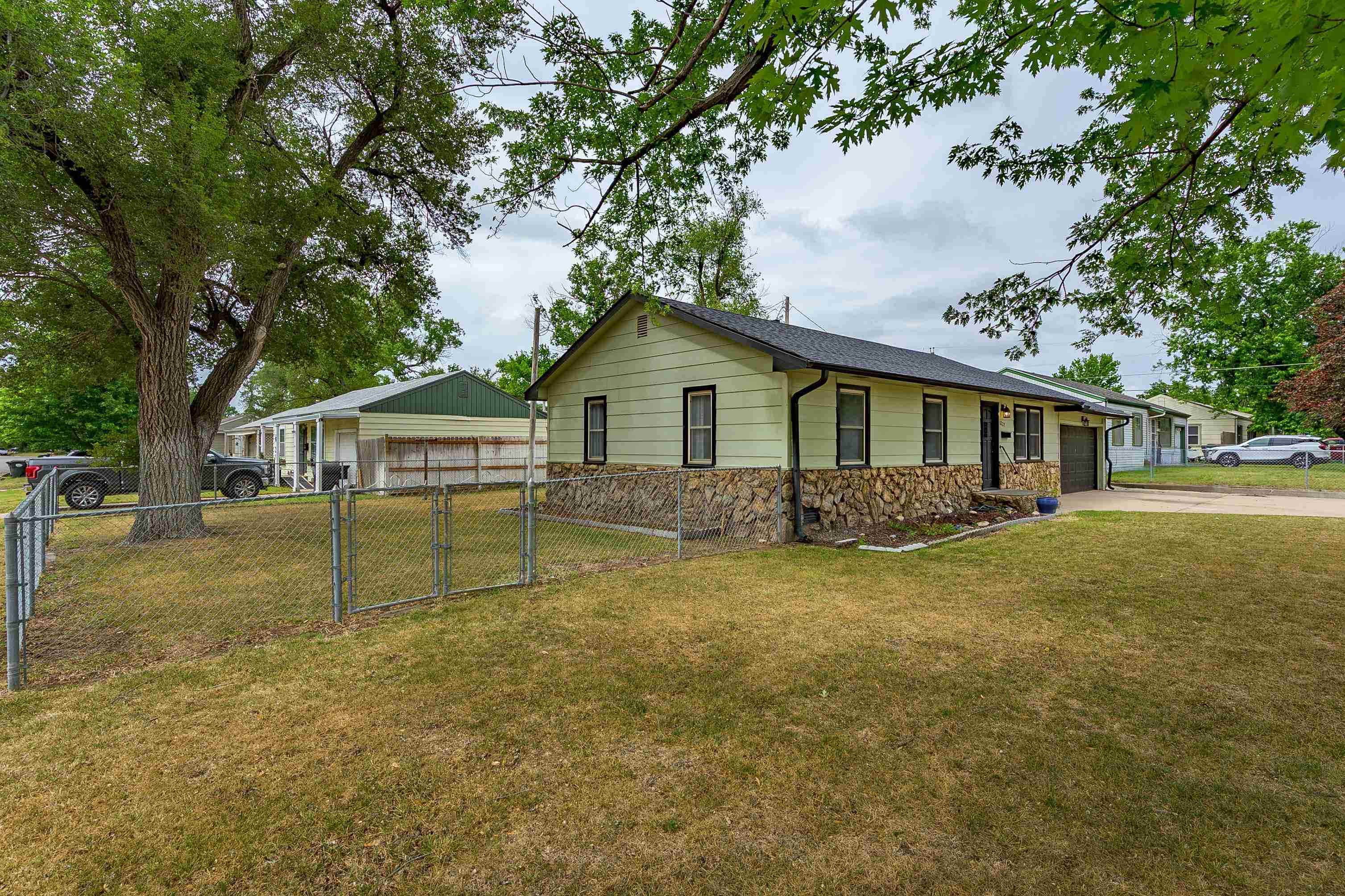 1227 W 19th Avenue Hutchinson KS 67502-3511