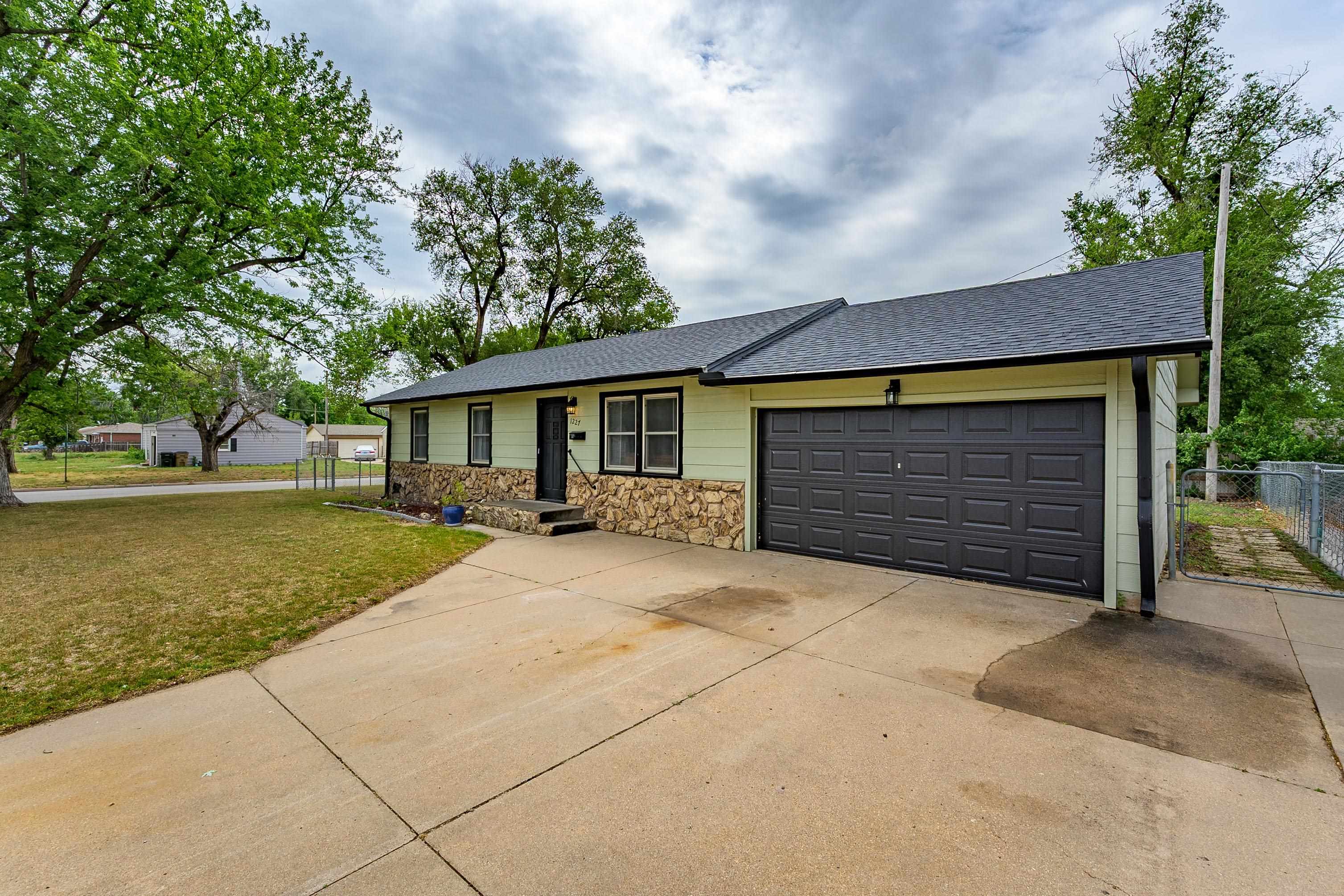 1227 W 19th Avenue Hutchinson KS 67502-3511
