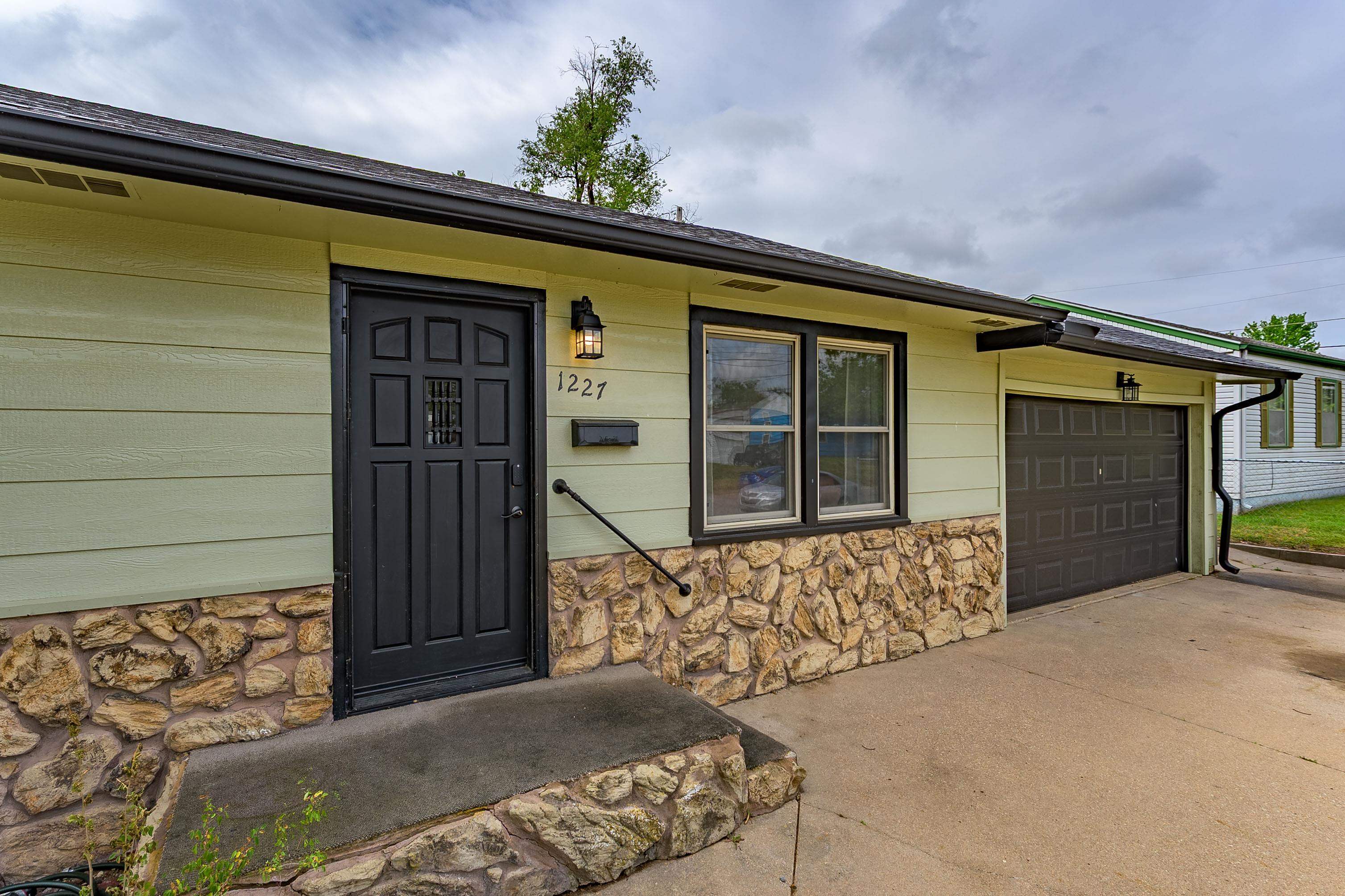 1227 W 19th Avenue Hutchinson KS 67502-3511