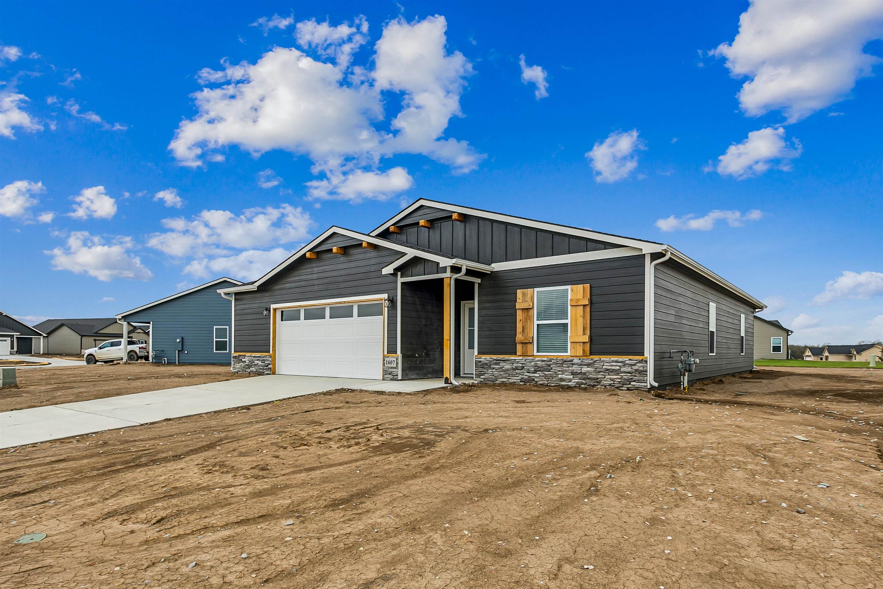 1607 N Emerald Valley Drive Mulvane KS 67110