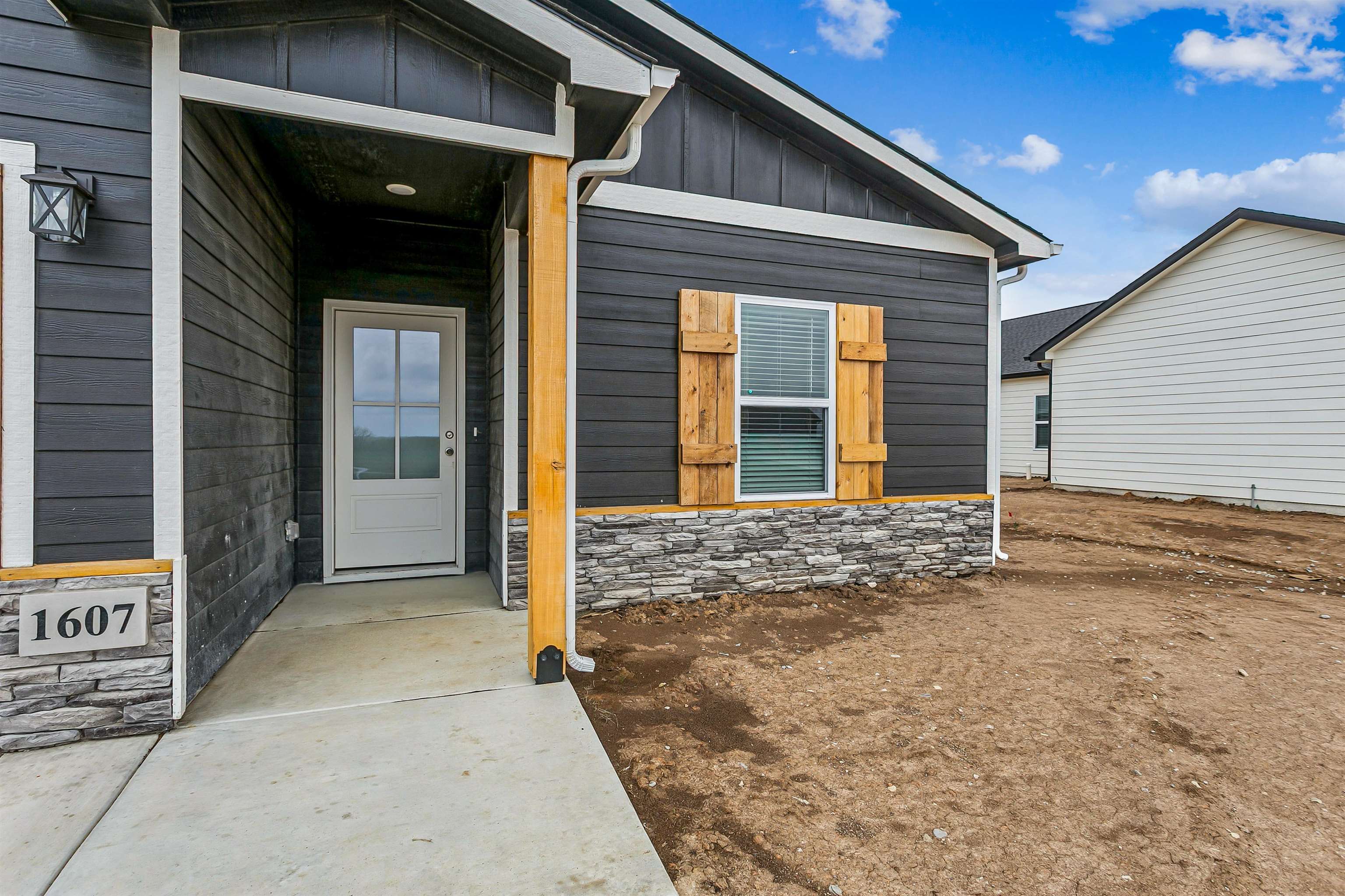 1607 N Emerald Valley Drive Mulvane KS 67110