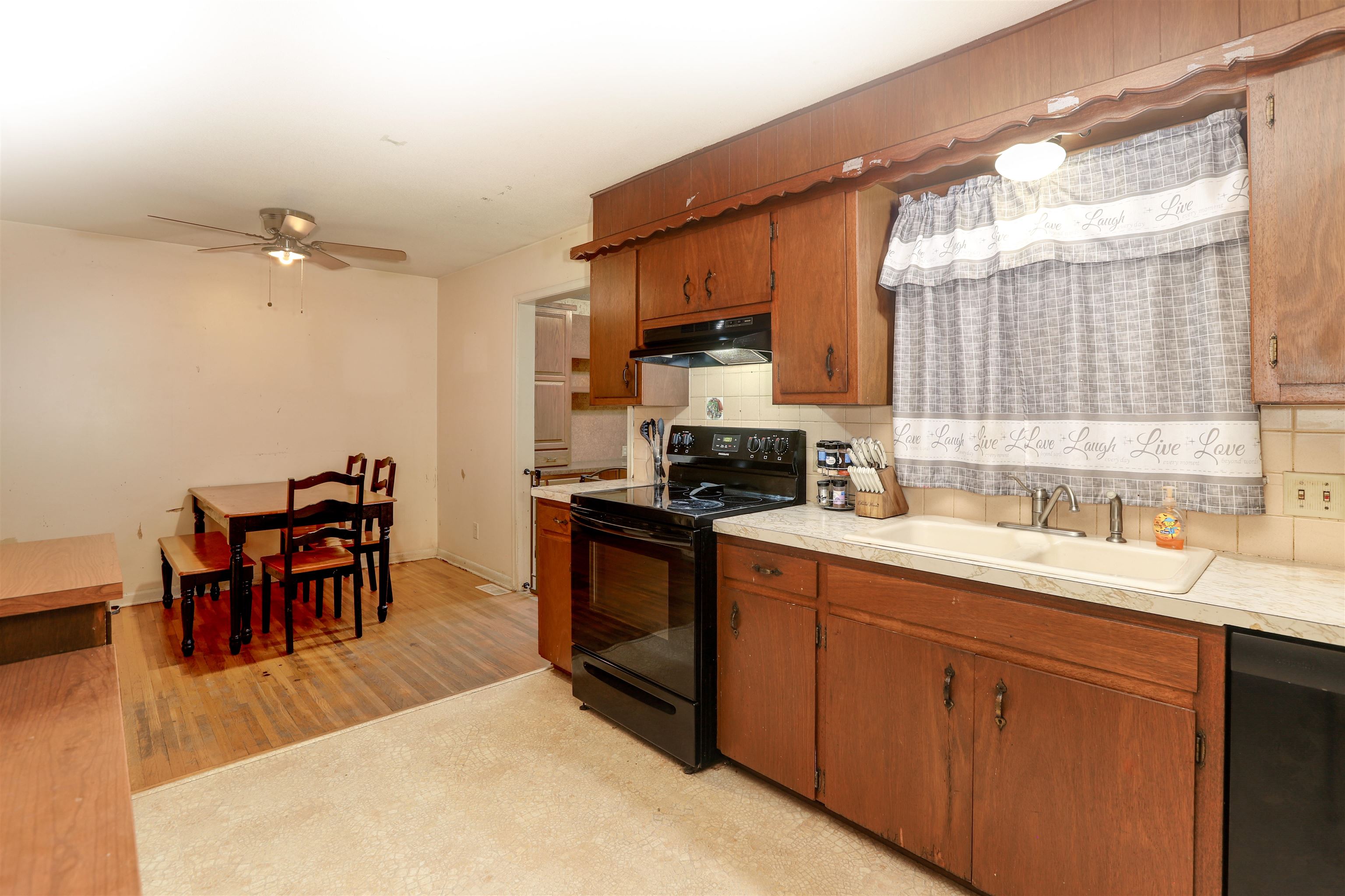 1239 N Illinois Street Wichita KS 67203