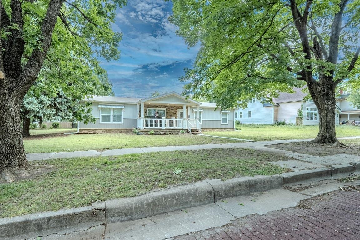 1306 Loomis Street Winfield KS 67156