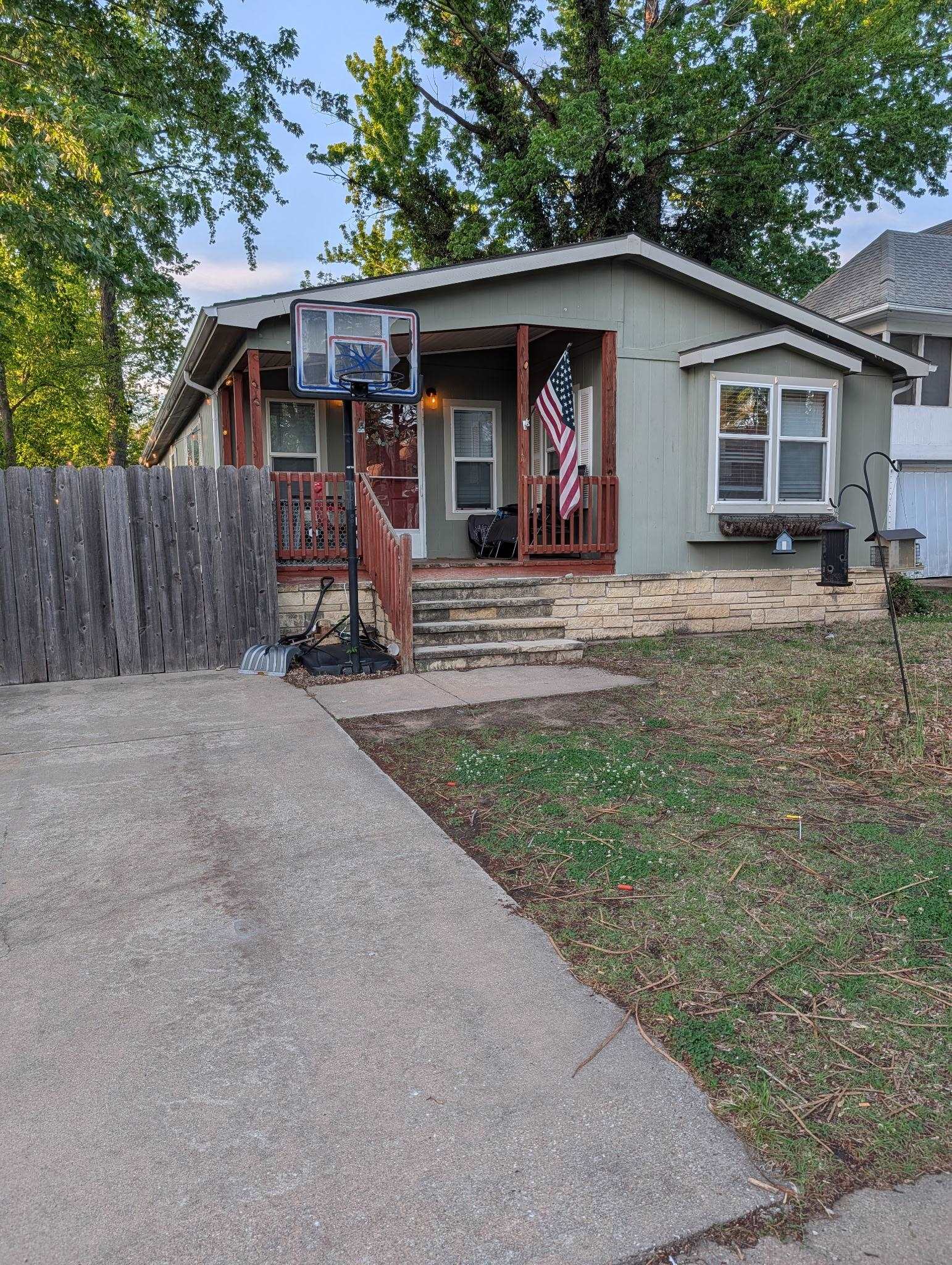 916 E 8th Winfield KS 67156