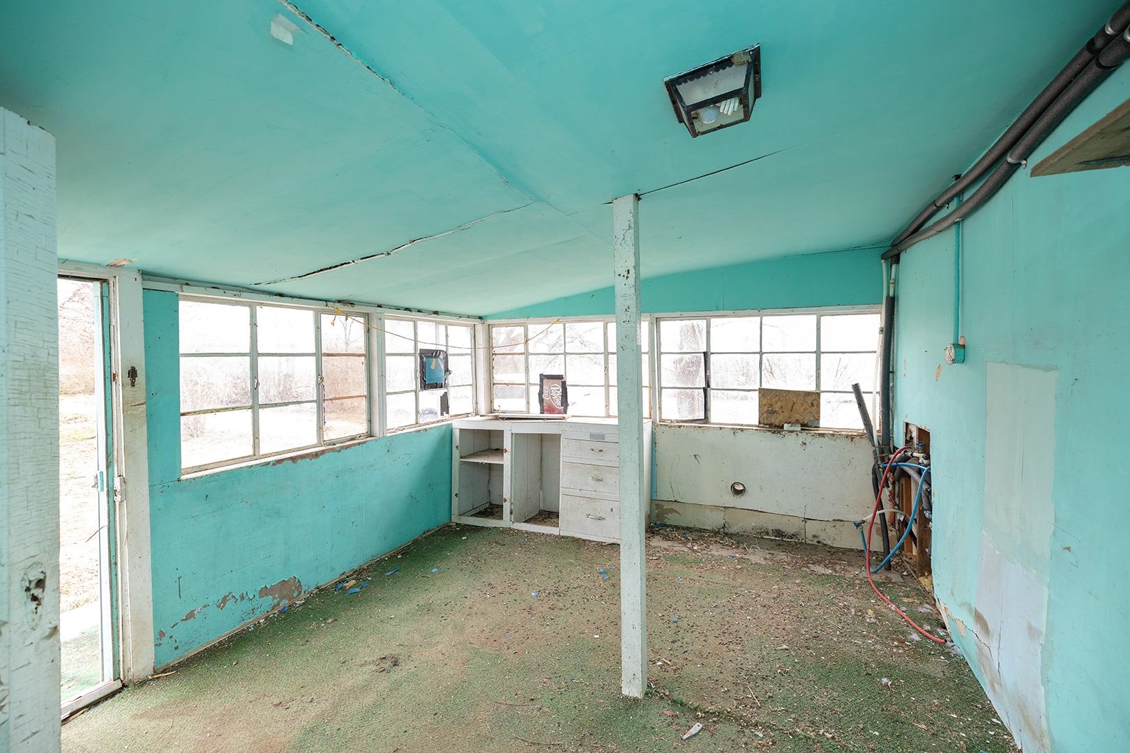2216 E Ford Valley Center KS 67147