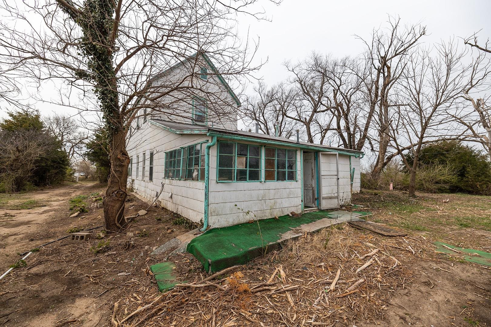 2216 E Ford Valley Center KS 67147