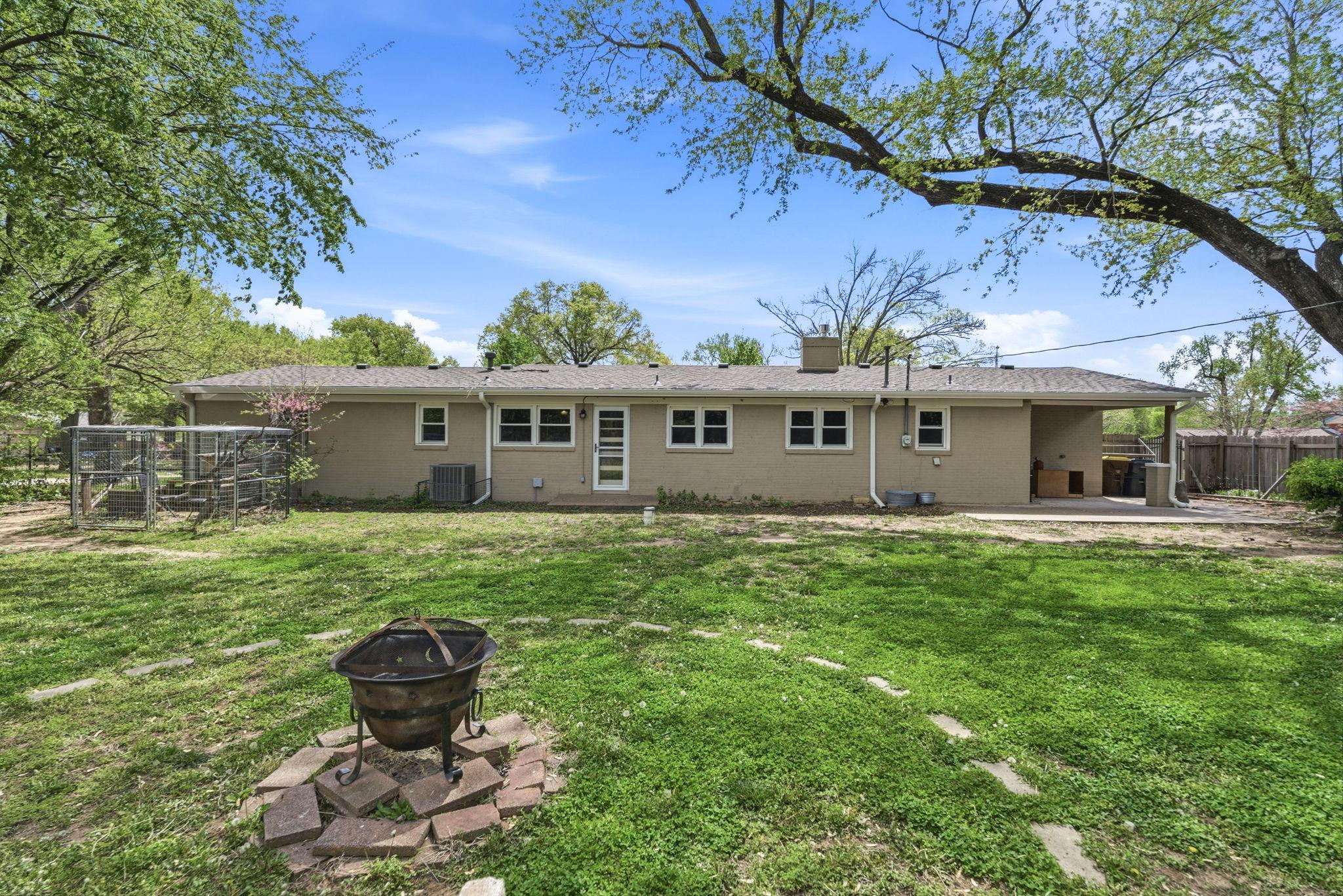 18 W Rolling Hills Drive Wichita KS 67212-3760