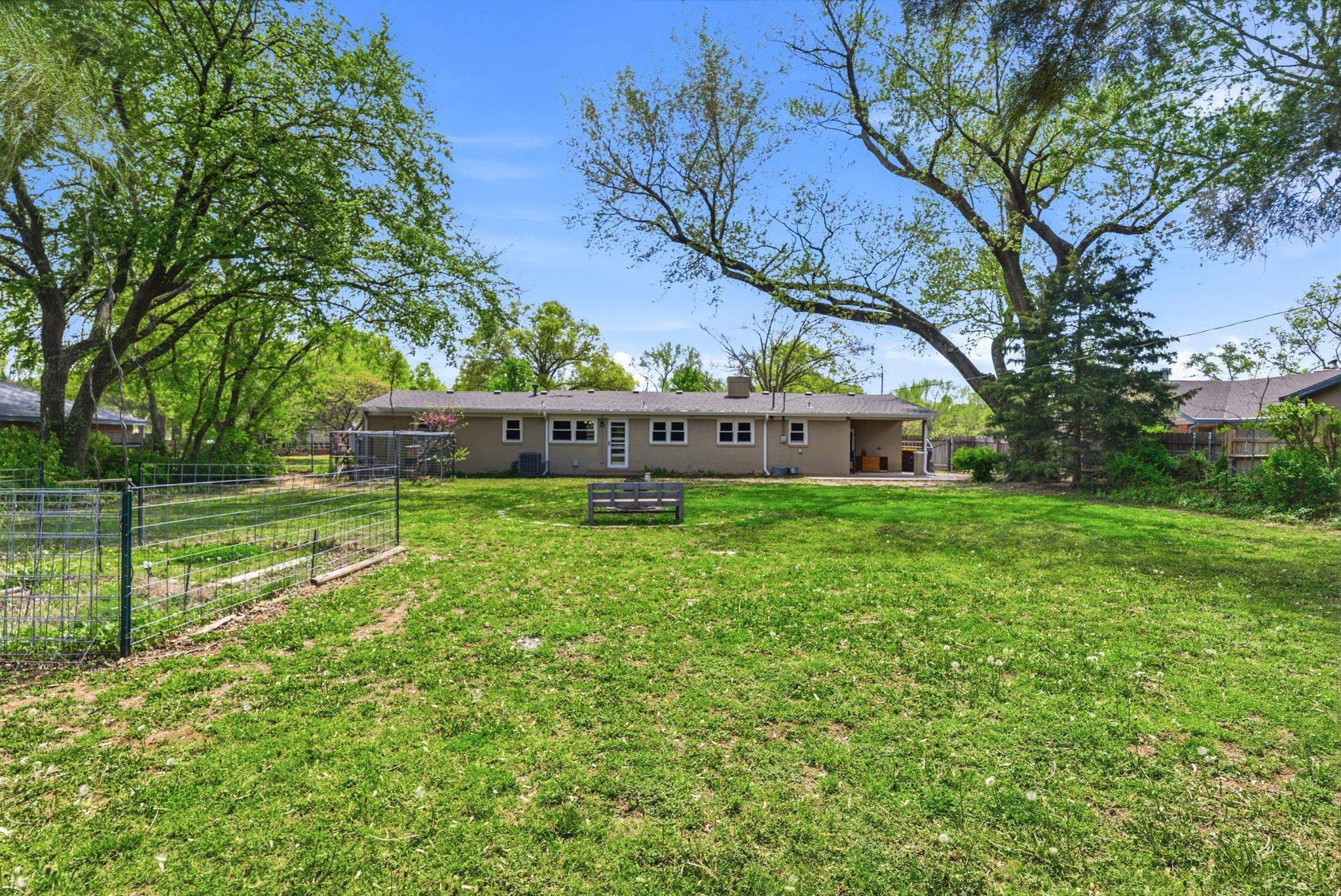 18 W Rolling Hills Drive Wichita KS 67212-3760