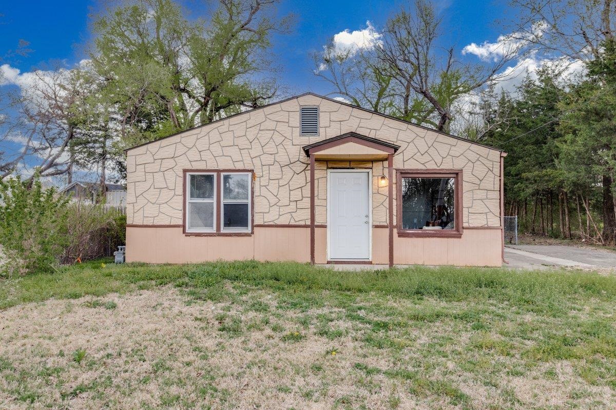 1524 E 12th Street Newton KS 67114