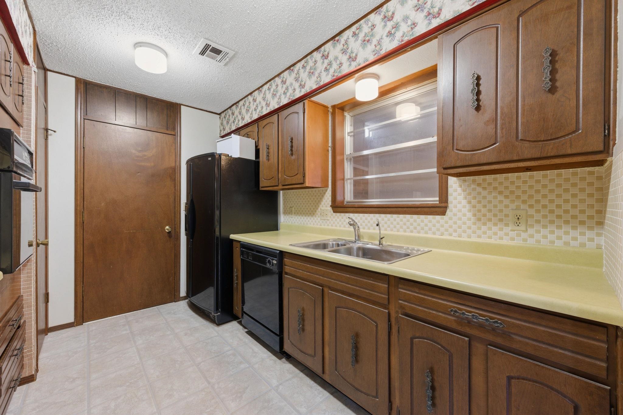 1214 Edgewood Wellington KS 67152