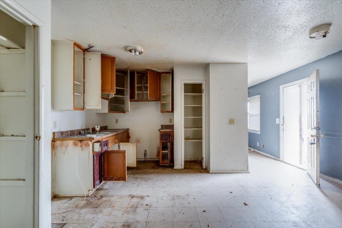 1614 E Del Mar Street Wichita KS 67216