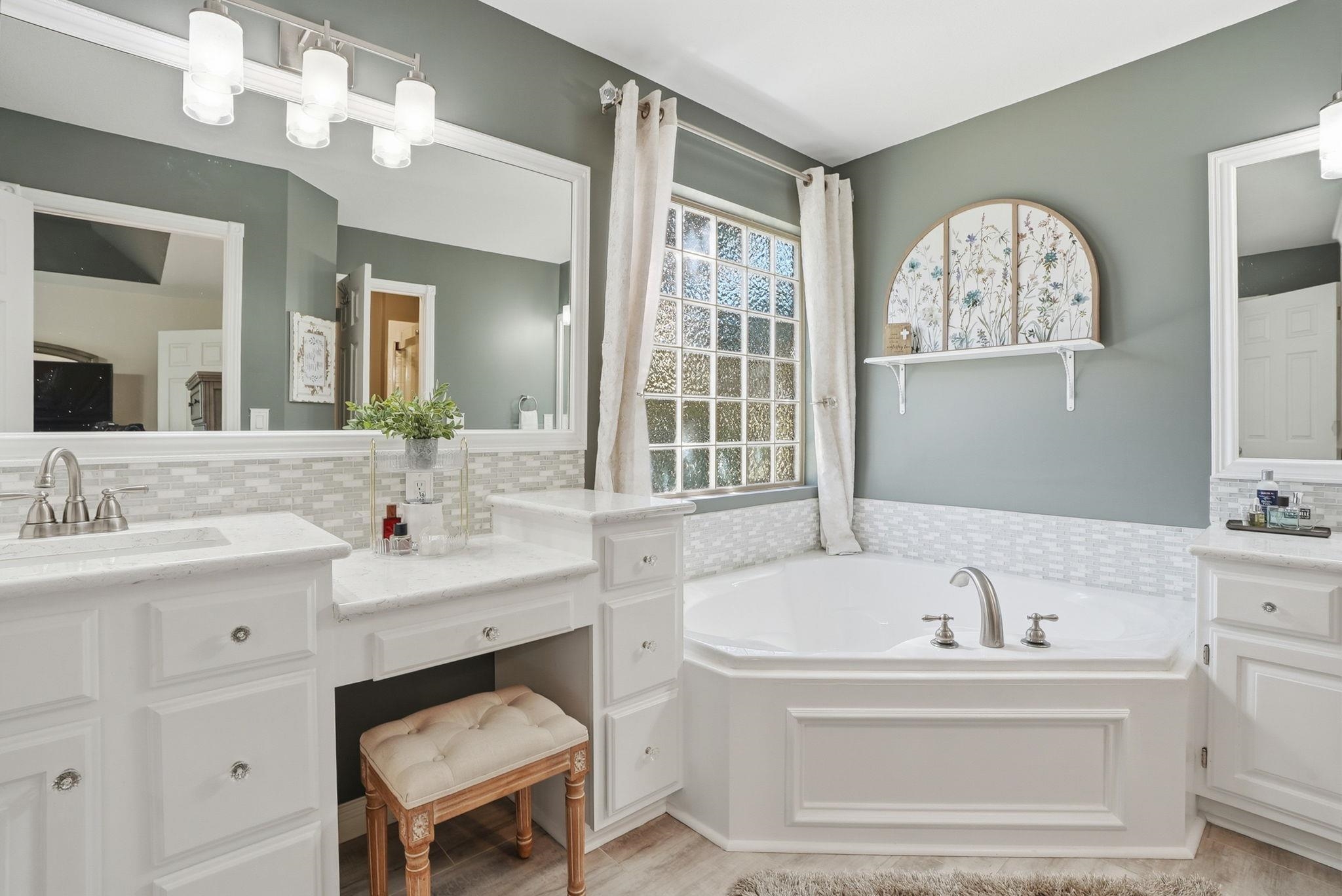 1230 S Threewood Wichita KS 67235