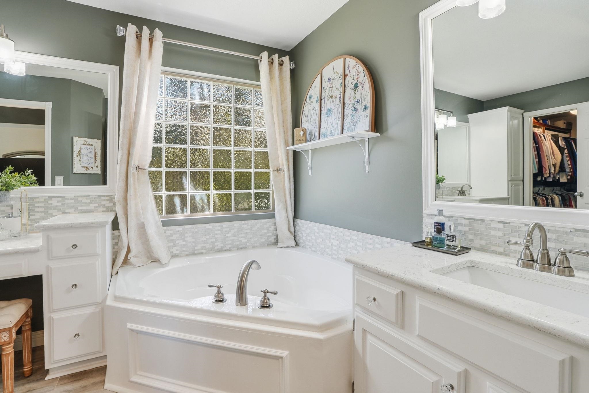 1230 S Threewood Wichita KS 67235