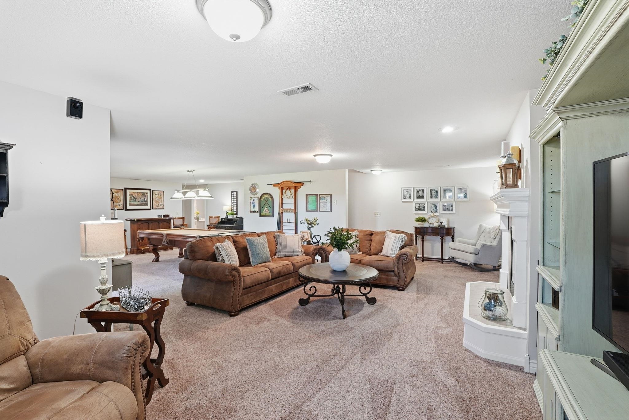 1230 S Threewood Wichita KS 67235