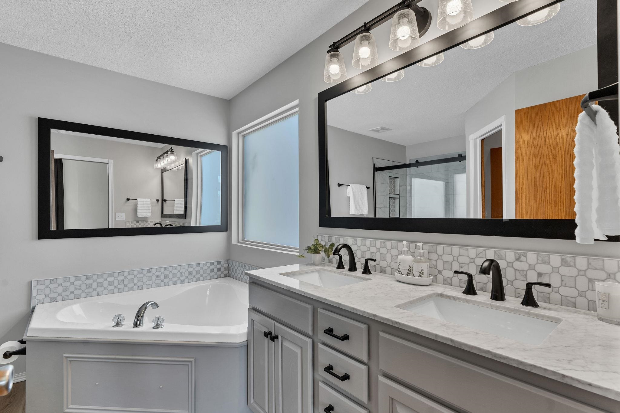 3225 S Bluelake Court Wichita KS 67215-1022