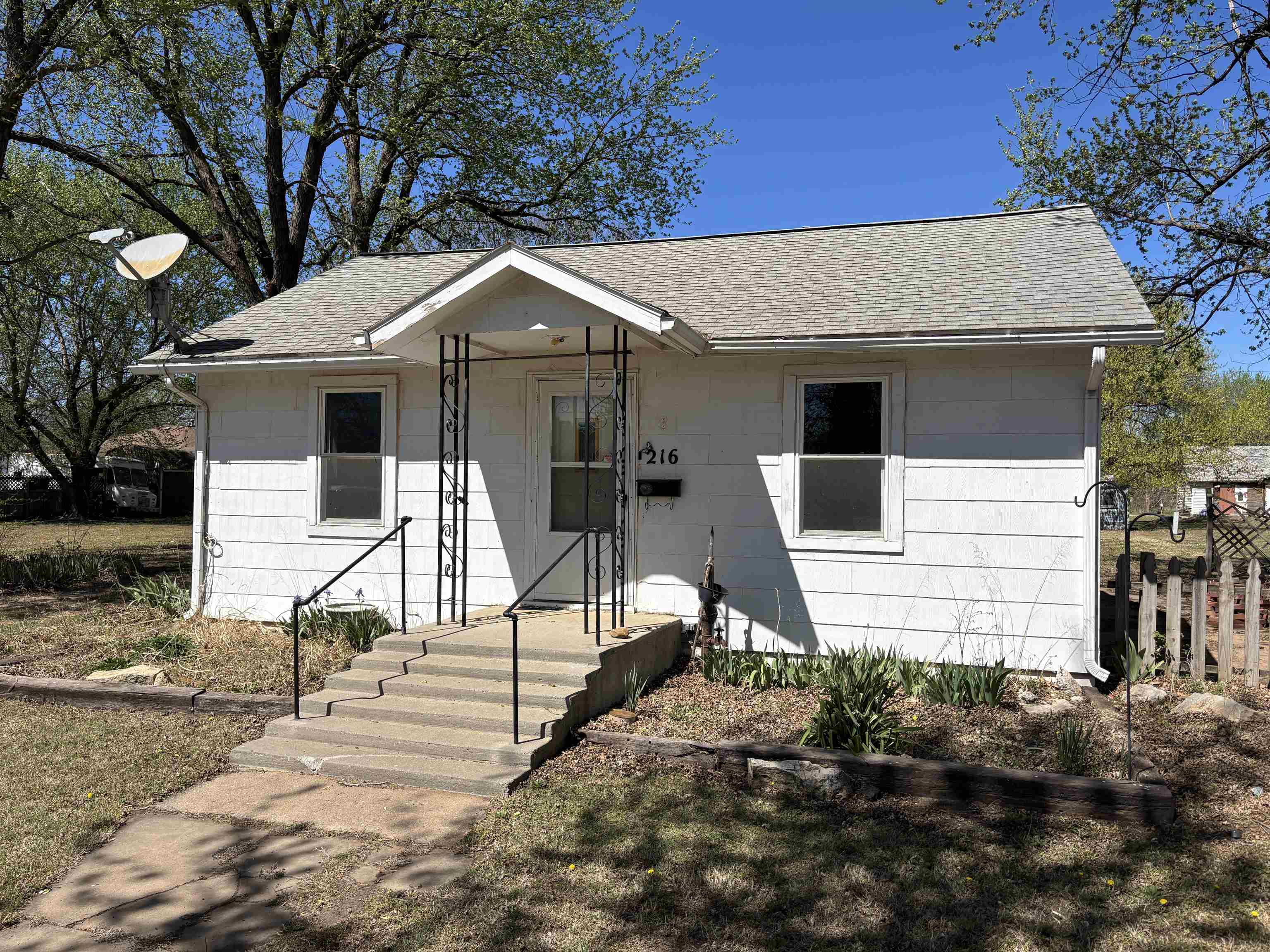 216 E 8th Street Harper KS 67058