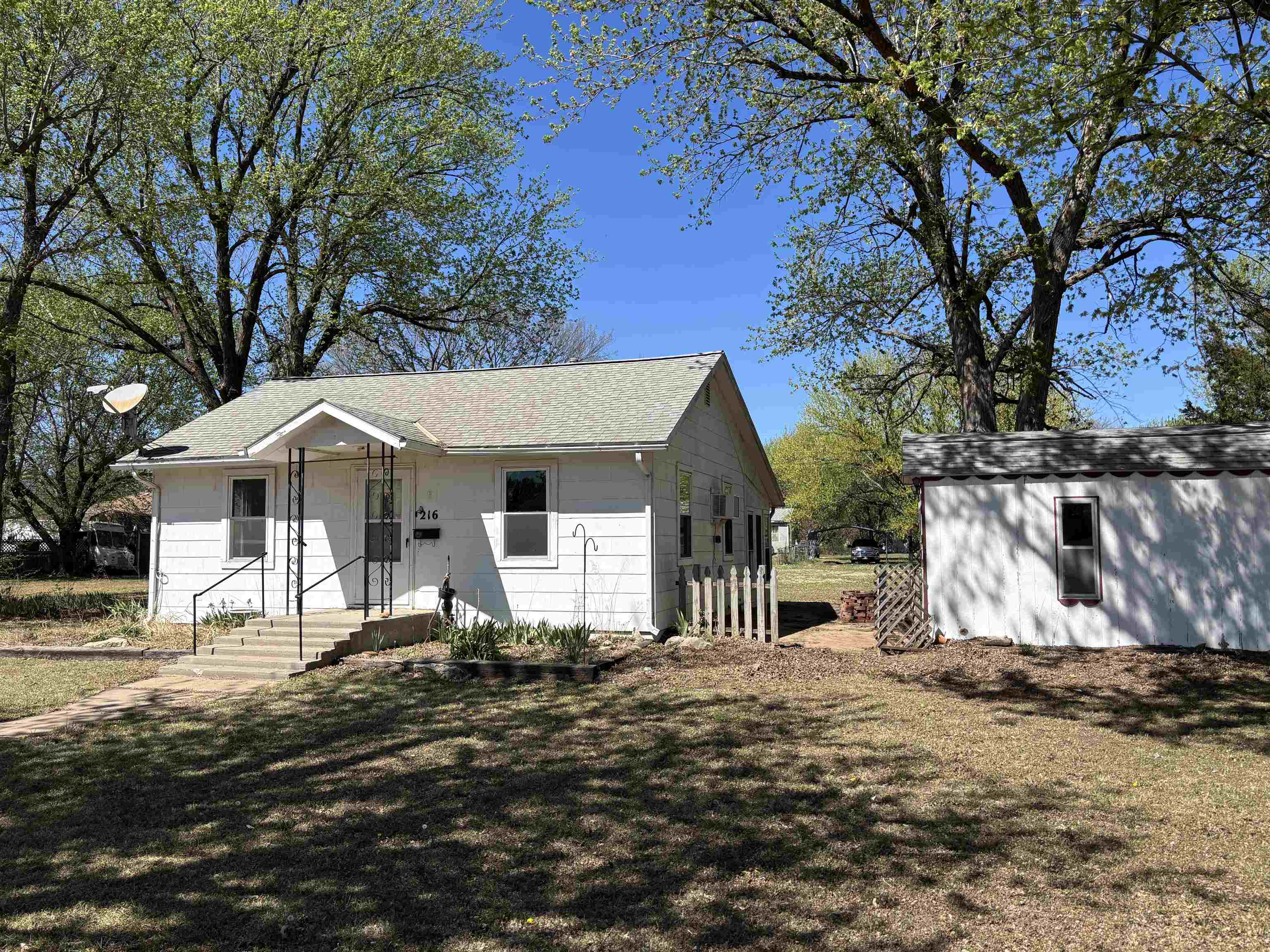 216 E 8th Street Harper KS 67058