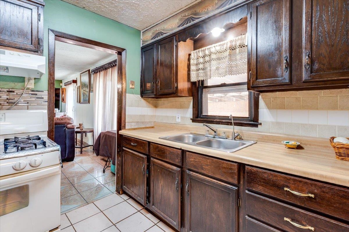 2419 N Rosenthal Avenue Wichita KS 67204-6129