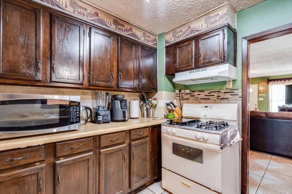 2419 N Rosenthal Avenue Wichita KS 67204-6129