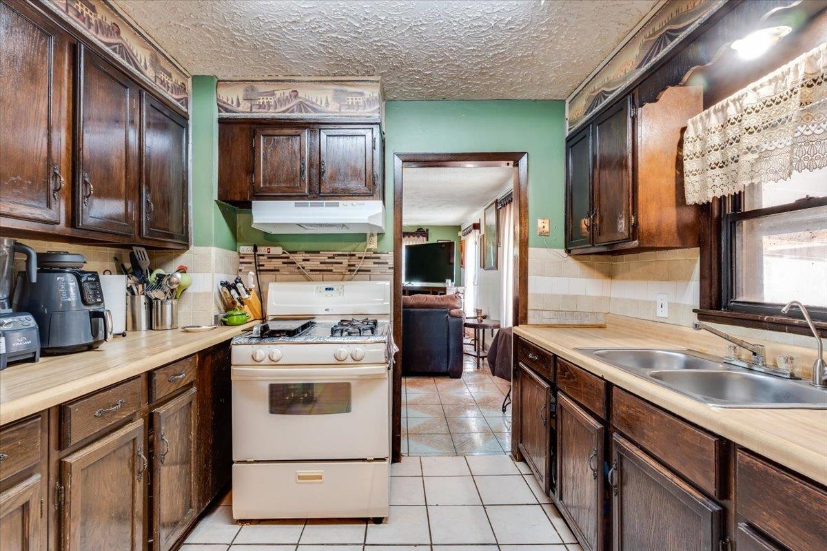 2419 N Rosenthal Avenue Wichita KS 67204-6129