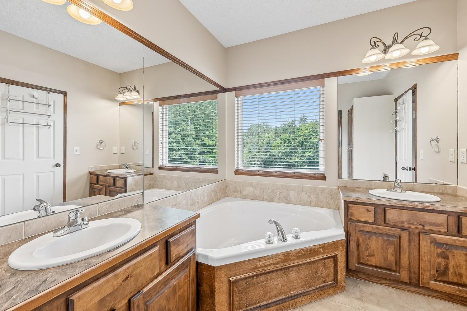 921 S Glenmoor Wichita KS 67207