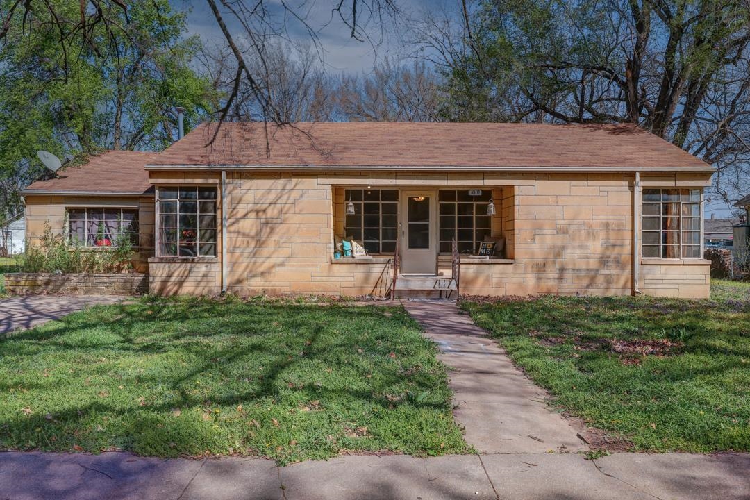 1010 Menor Street Winfield KS 67156