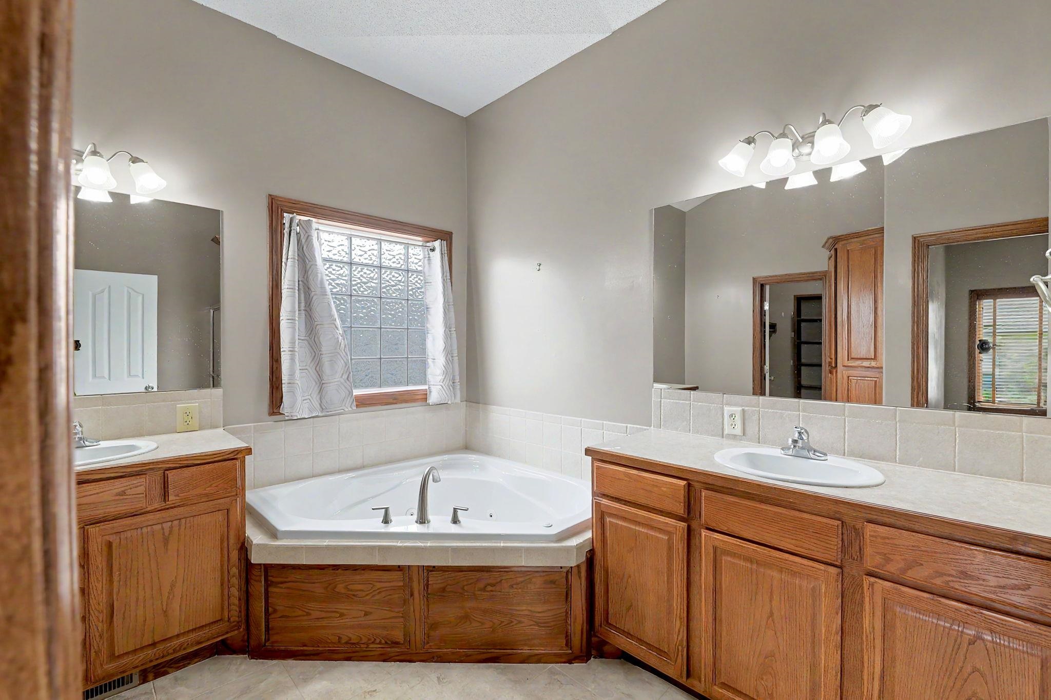 3317 N North Shore Court Wichita KS 67205