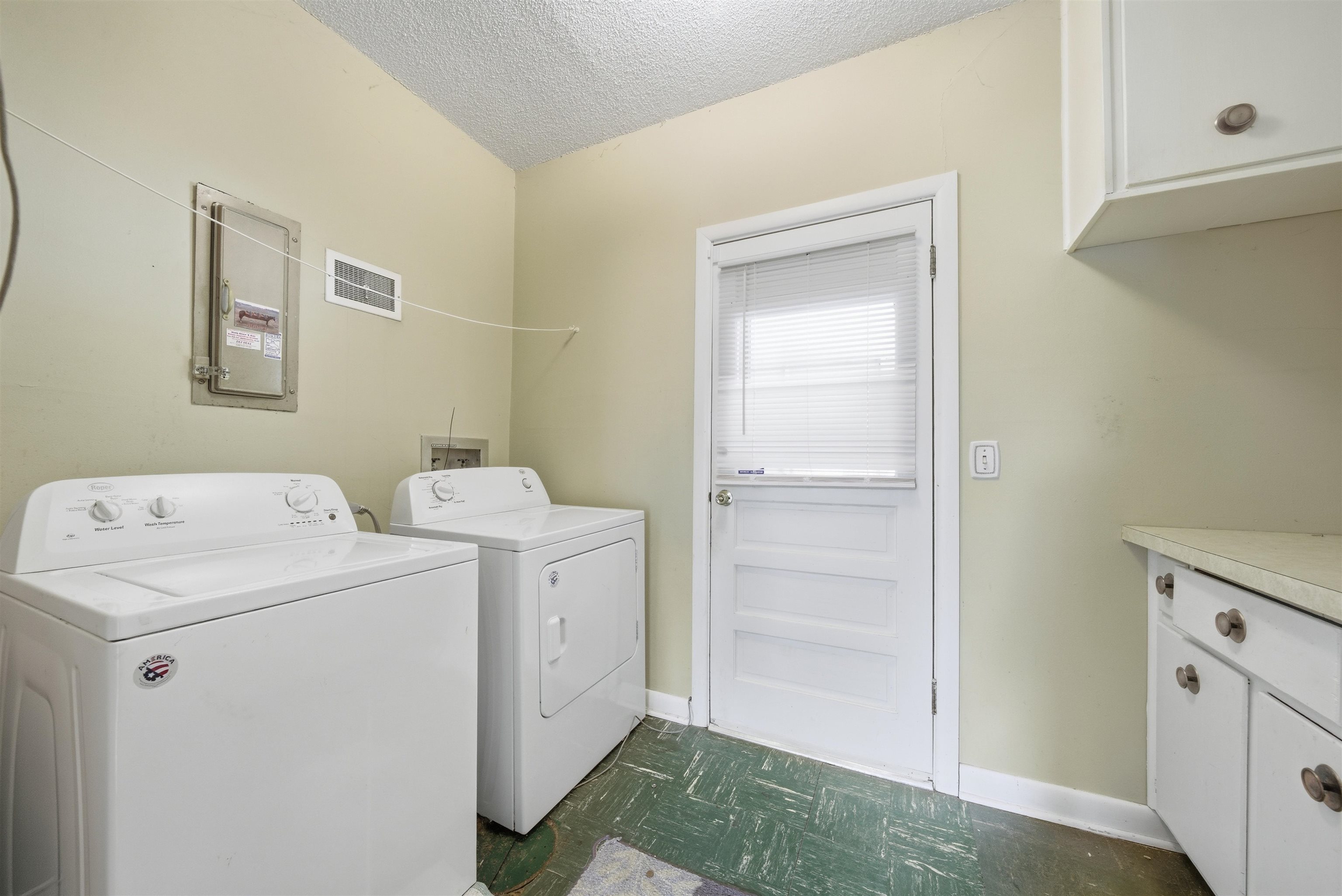 2504 E Clover Lane Wichita KS 67216
