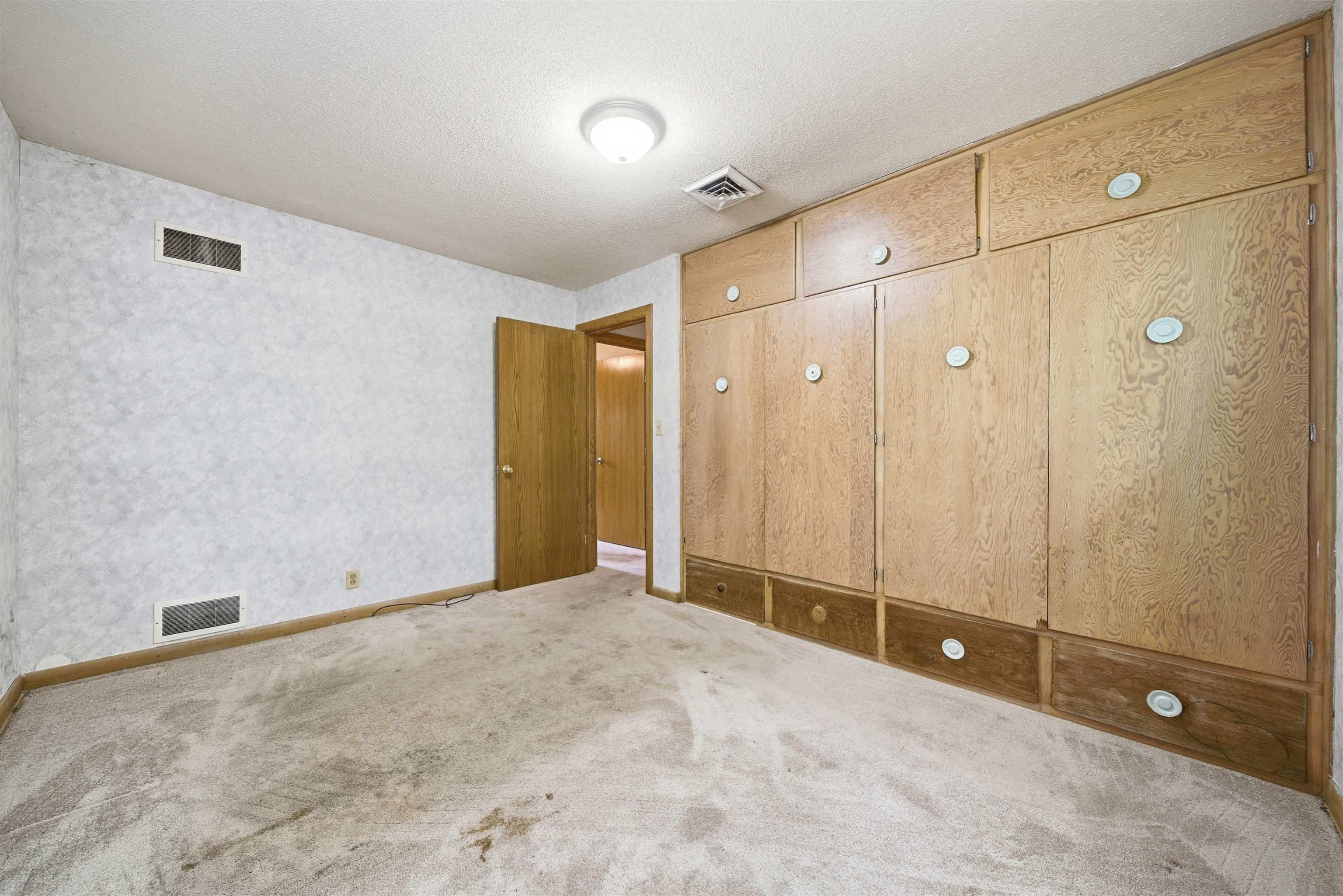 2504 E Clover Lane Wichita KS 67216
