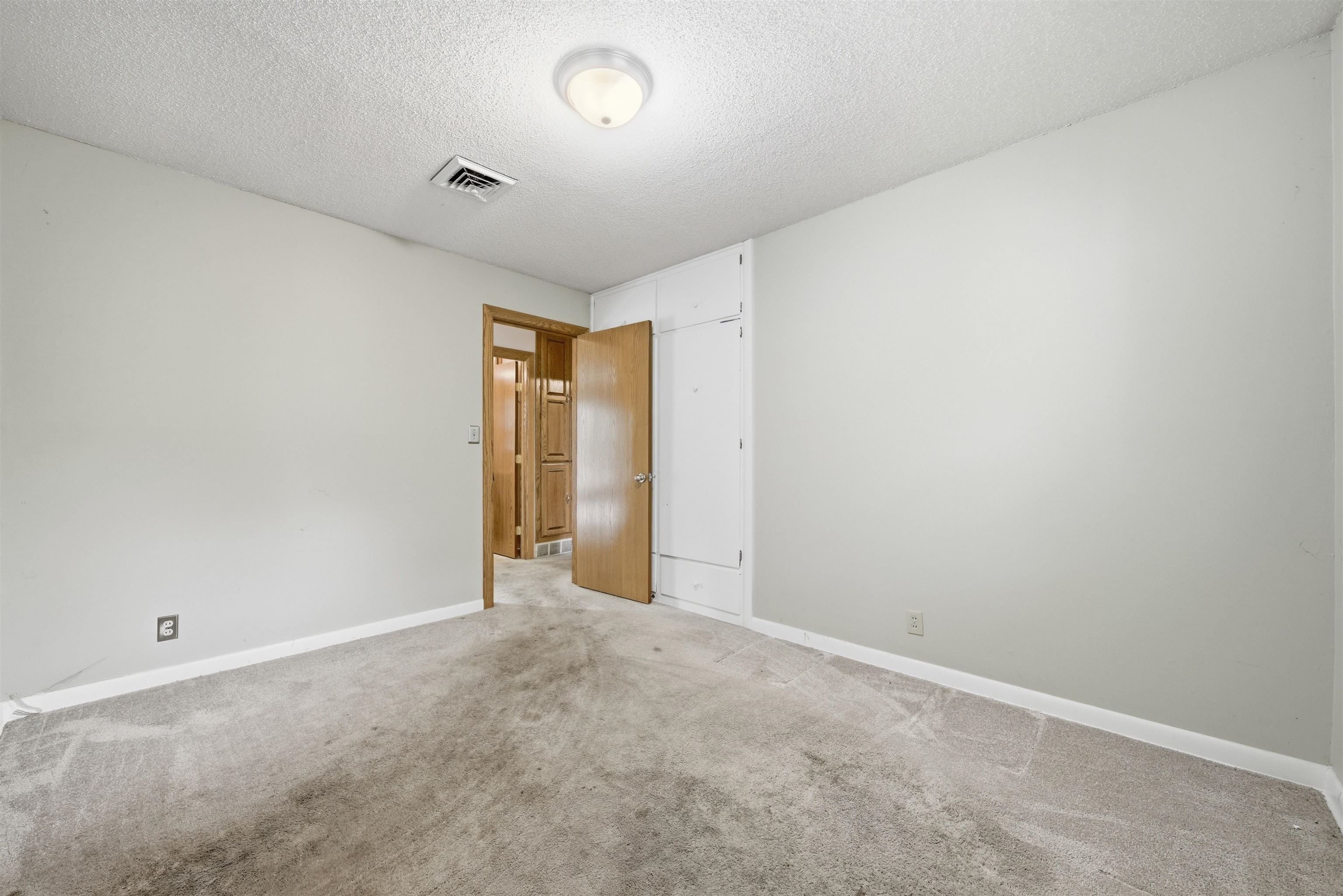 2504 E Clover Lane Wichita KS 67216
