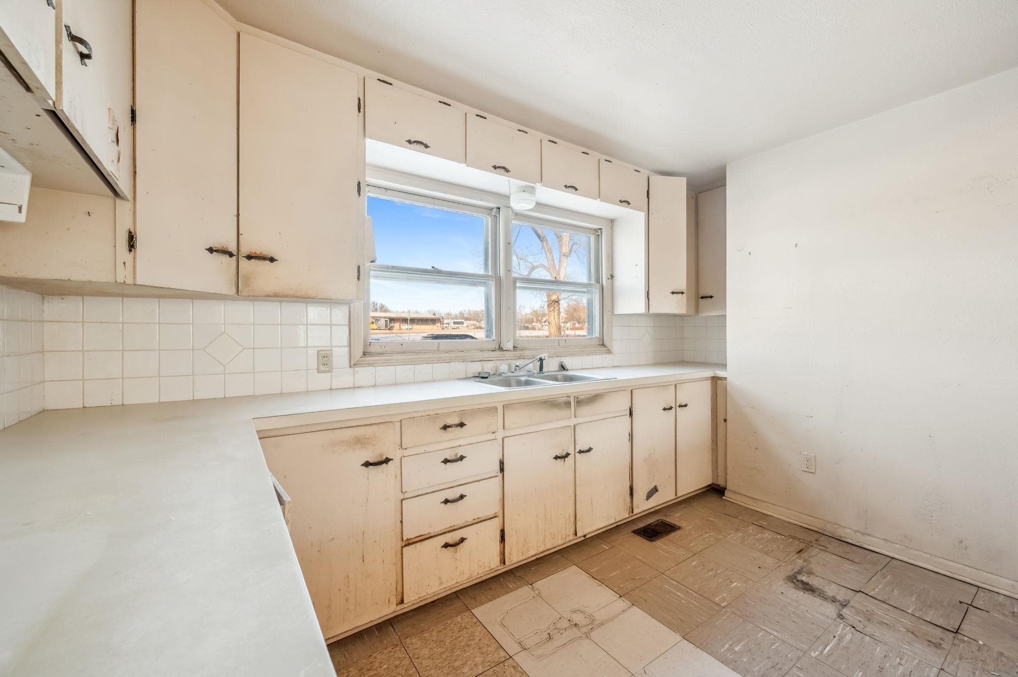 2819 Ellen Wichita KS 67219