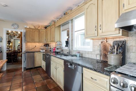 12 Winthrop Street MA 02657