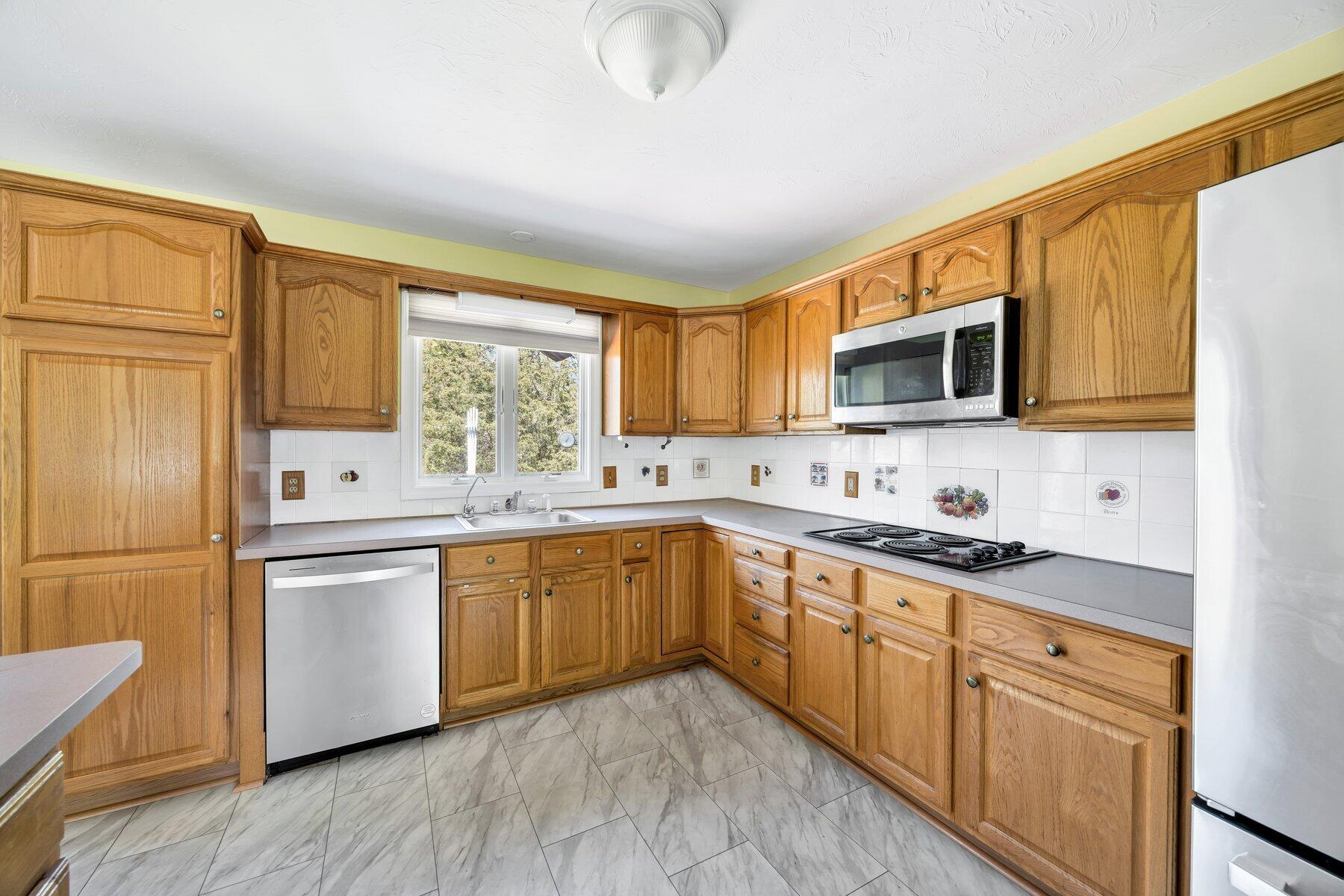 33 Thatchers Lane Falmouth MA 02536